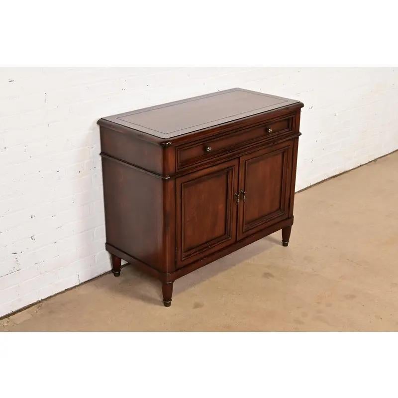 20ième siècle Meubles Baker Meuble de bar en noyer sculpté de style Régence française Louis XVI en vente