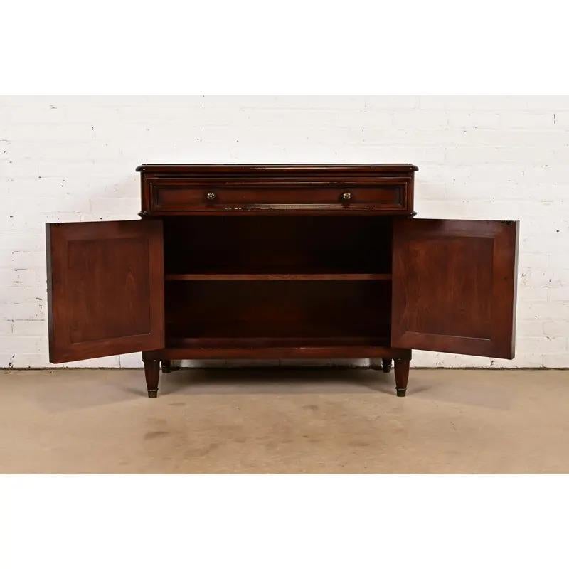 Laiton Meubles Baker Meuble de bar en noyer sculpté de style Régence française Louis XVI en vente
