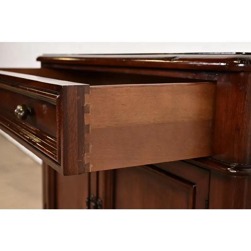 Meubles Baker Meuble de bar en noyer sculpté de style Régence française Louis XVI en vente 3