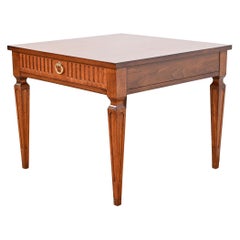 Baker Furniture Französischer Regency Louis XVI geschnitzter Teetisch aus Nussbaumholz, neu lackiert