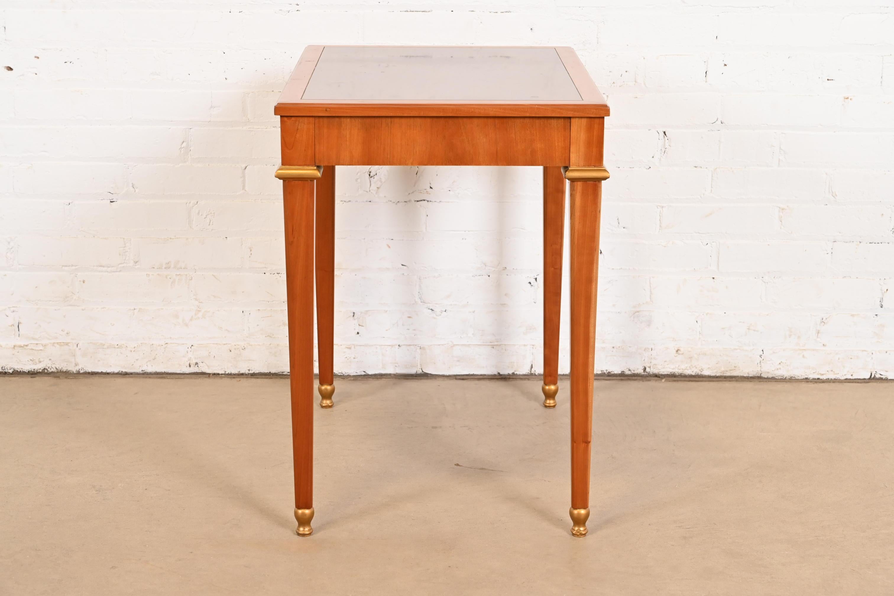 Petit bureau de style Régence française Louis XVI en cerisier et bois doré en vente 5