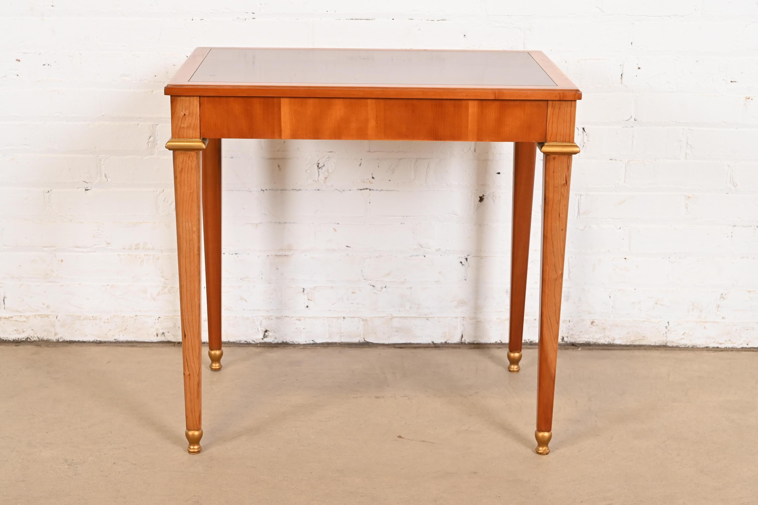 Petit bureau de style Régence française Louis XVI en cerisier et bois doré en vente 6