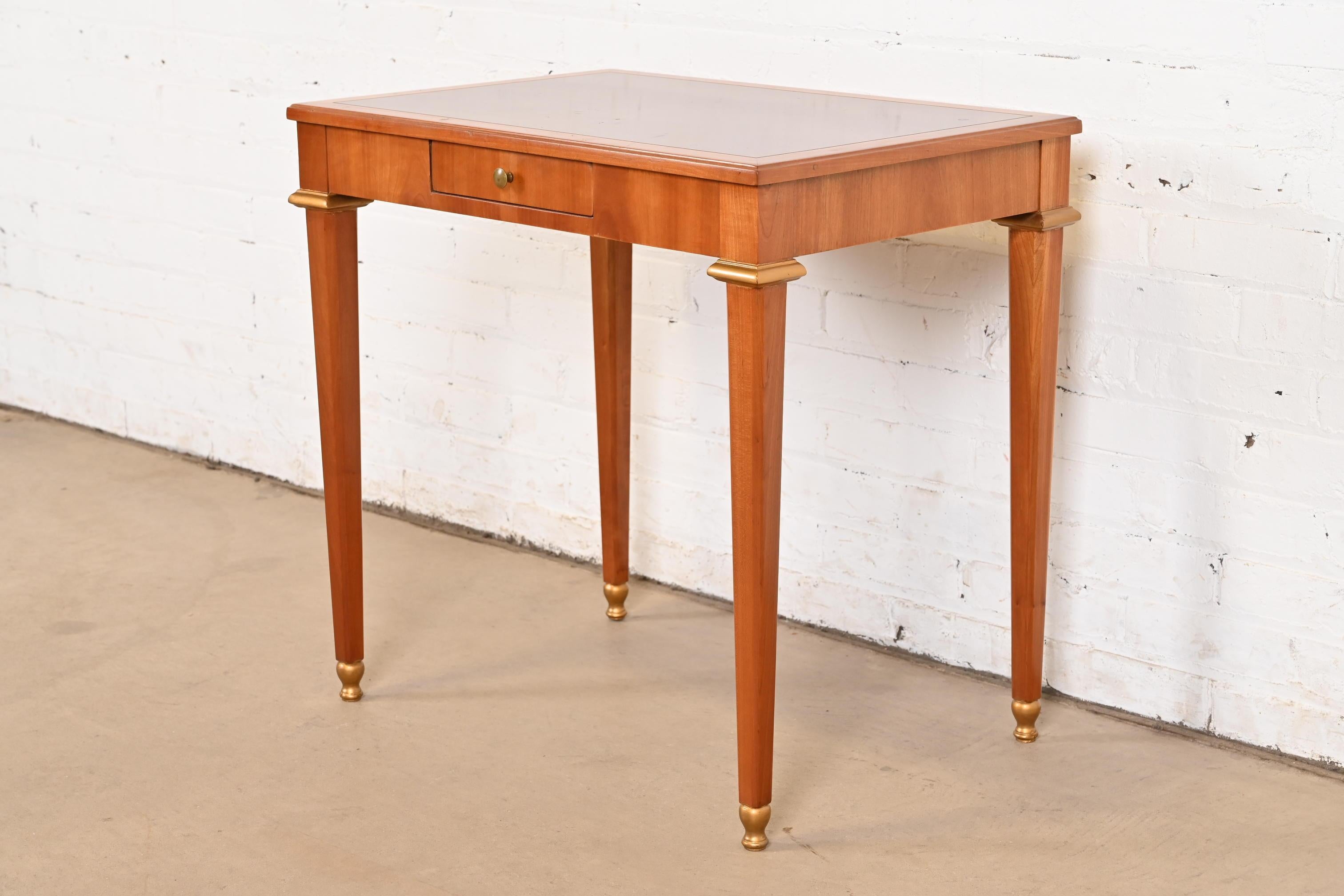 Magnifique petit bureau, console ou table à thé de style Régence française Louis XVI.

Par Baker Furniture

USA, Circa 1960

Bois de cerisier sculpté, avec des accents dorés et des ferrures en laiton d'origine.

Dimensions : 26 