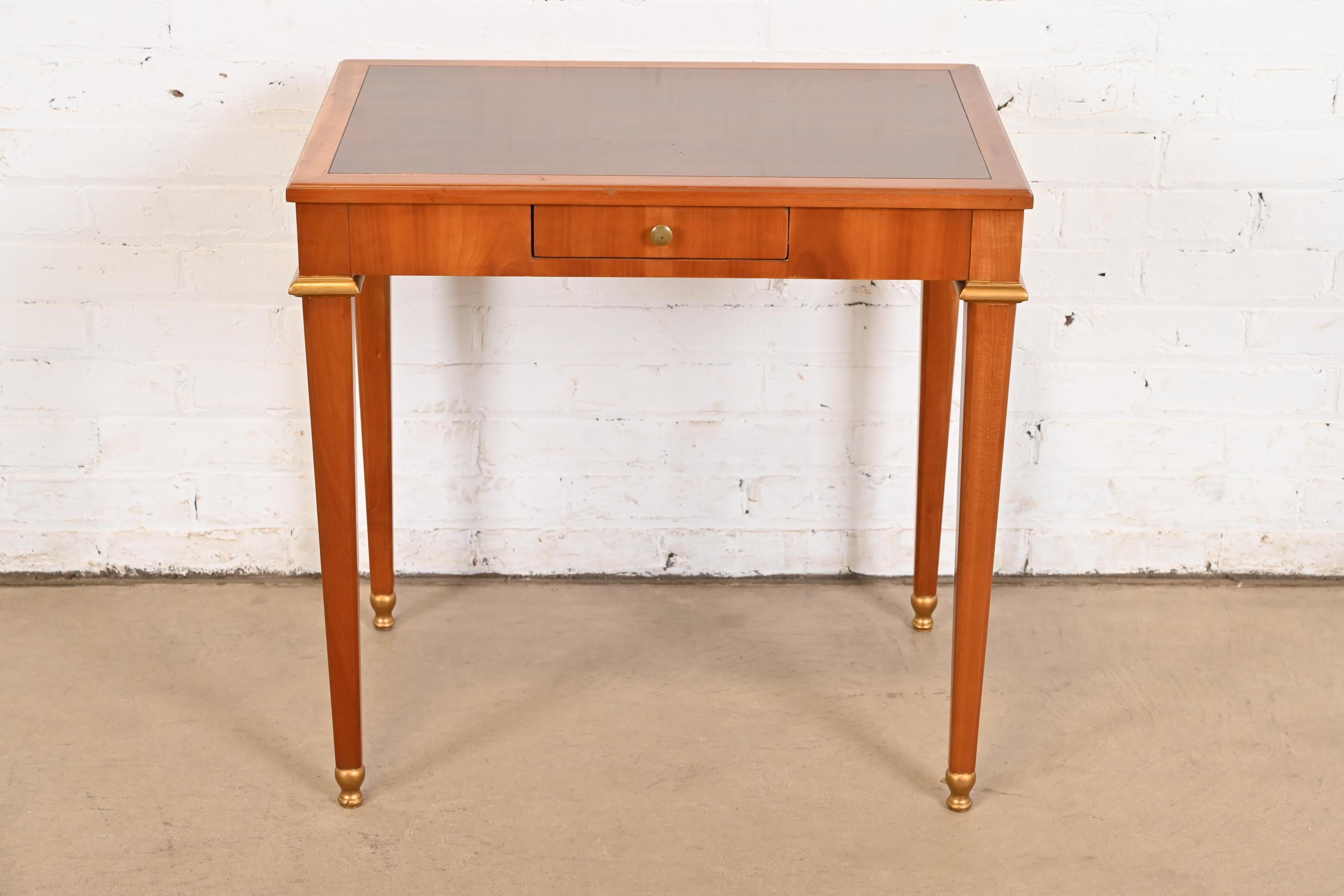 Américain Petit bureau de style Régence française Louis XVI en cerisier et bois doré en vente