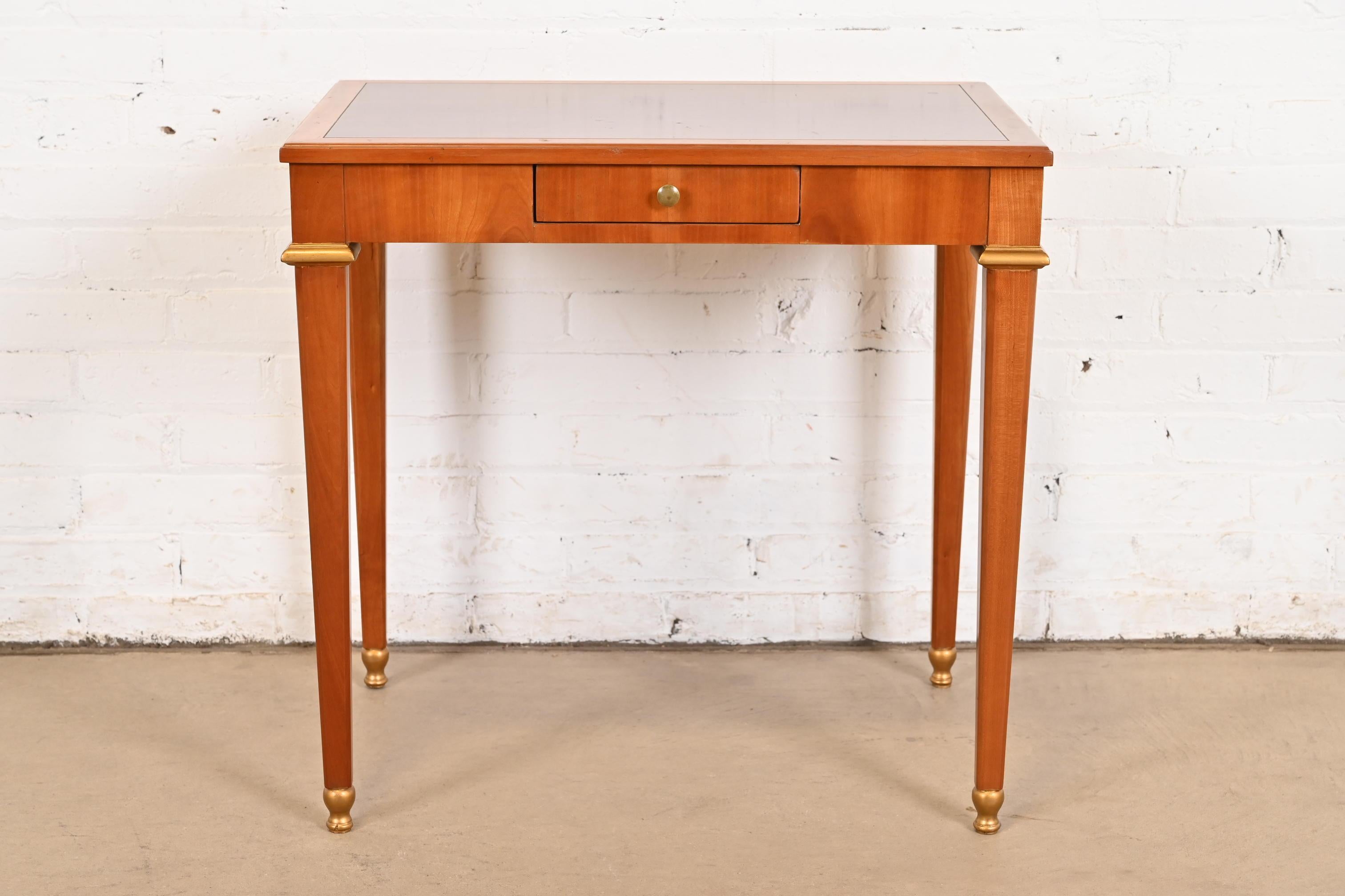 Petit bureau de style Régence française Louis XVI en cerisier et bois doré Bon état - En vente à South Bend, IN