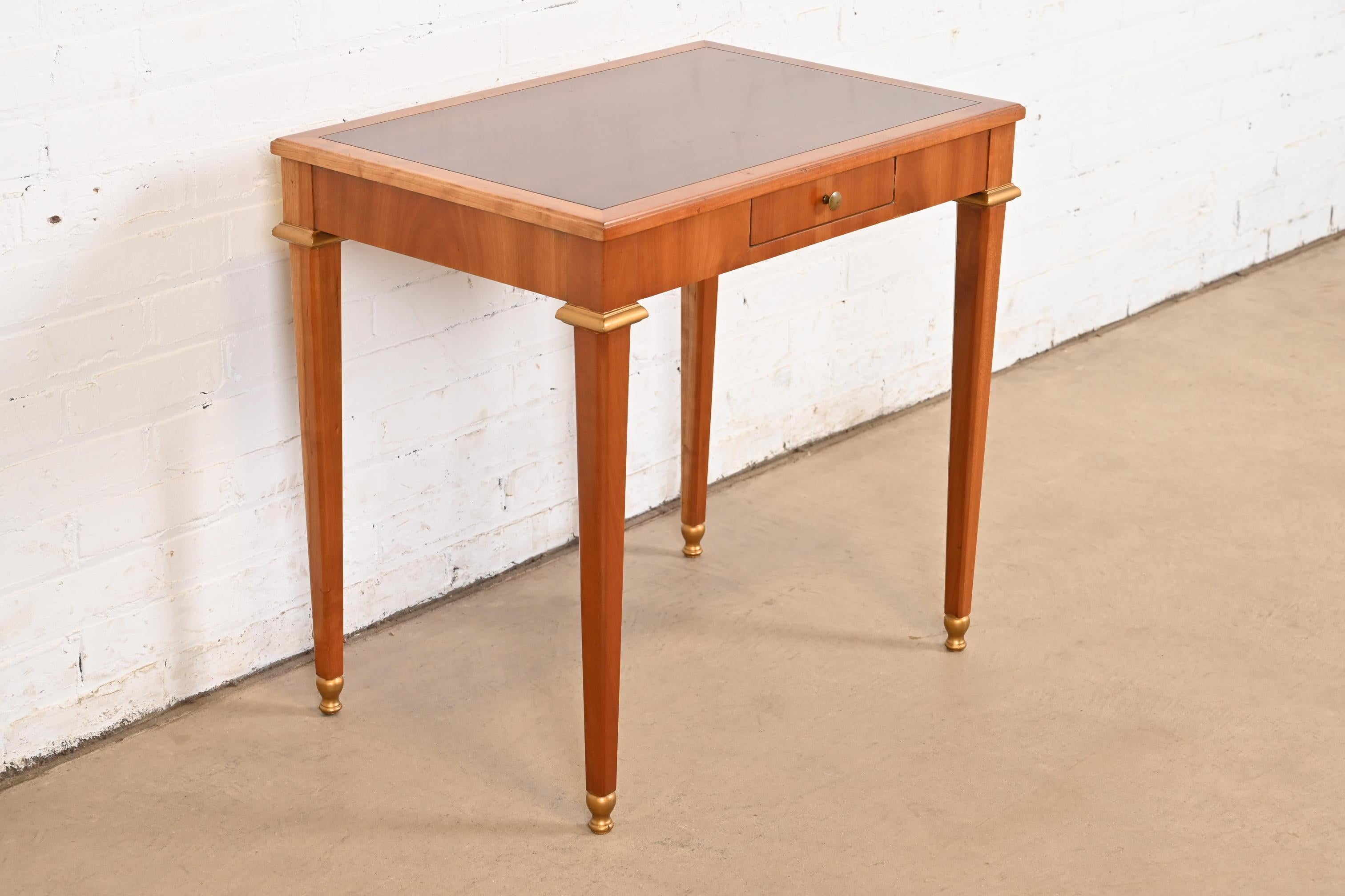 Milieu du XXe siècle Petit bureau de style Régence française Louis XVI en cerisier et bois doré en vente