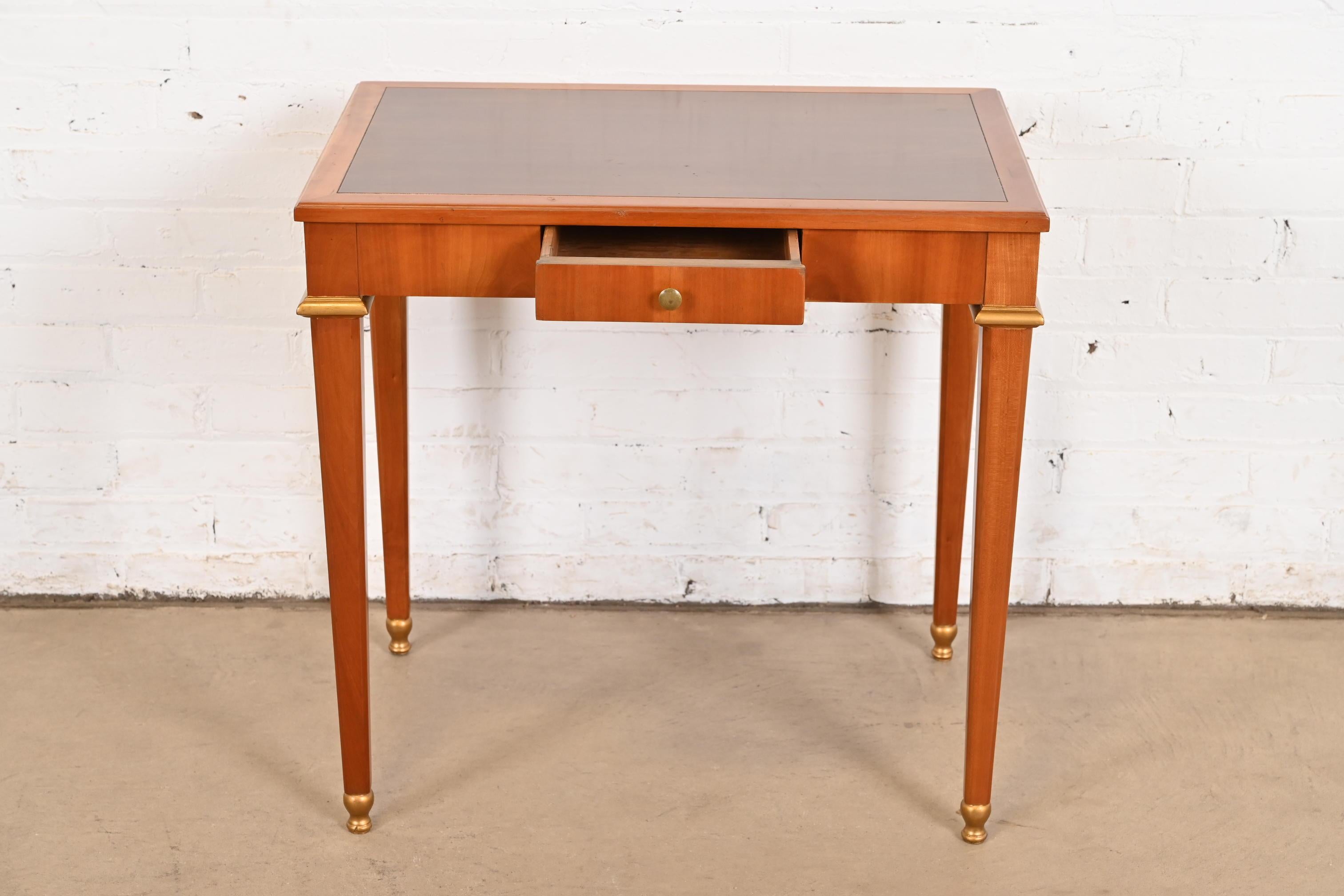 Laiton Petit bureau de style Régence française Louis XVI en cerisier et bois doré en vente