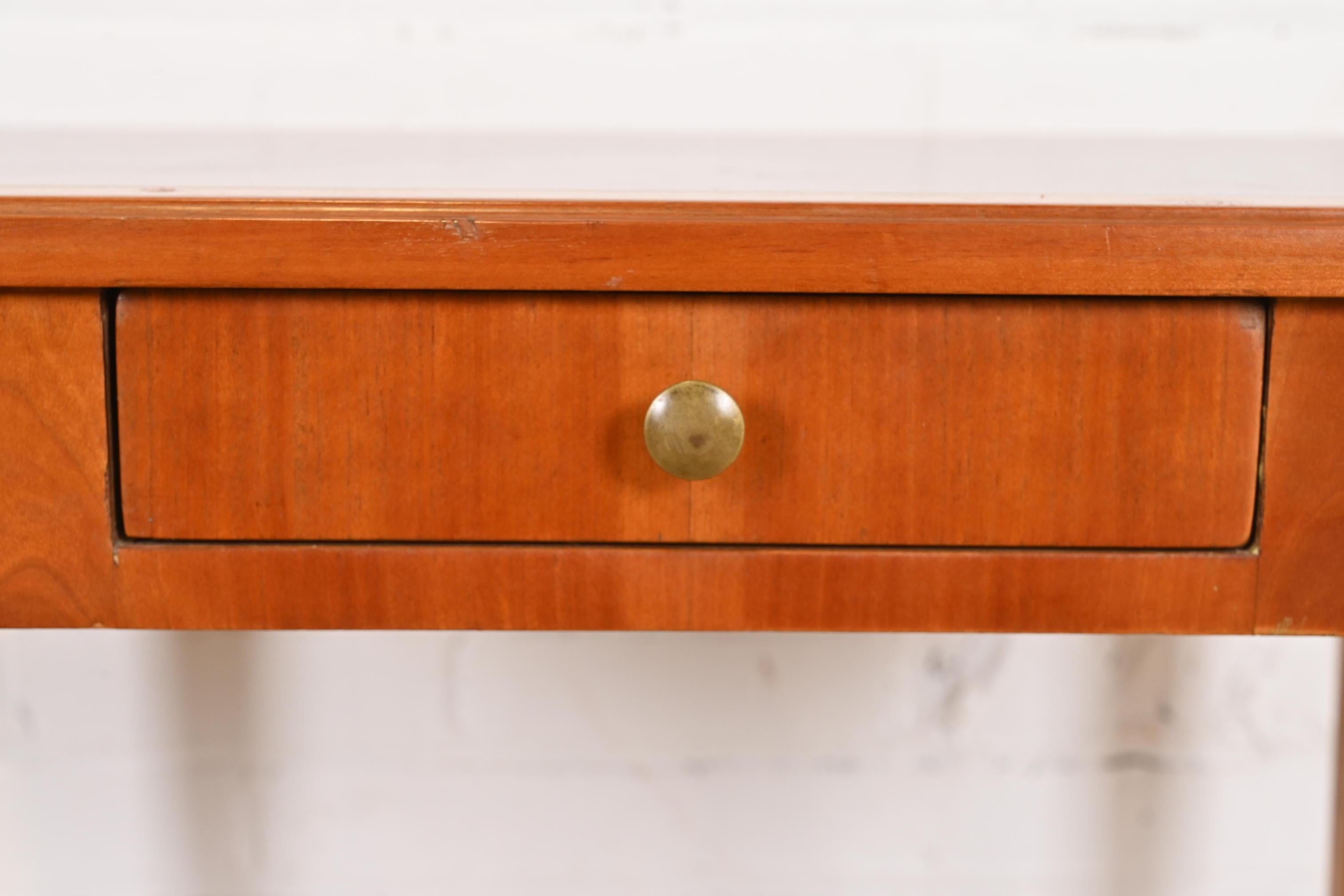 Petit bureau de style Régence française Louis XVI en cerisier et bois doré en vente 1