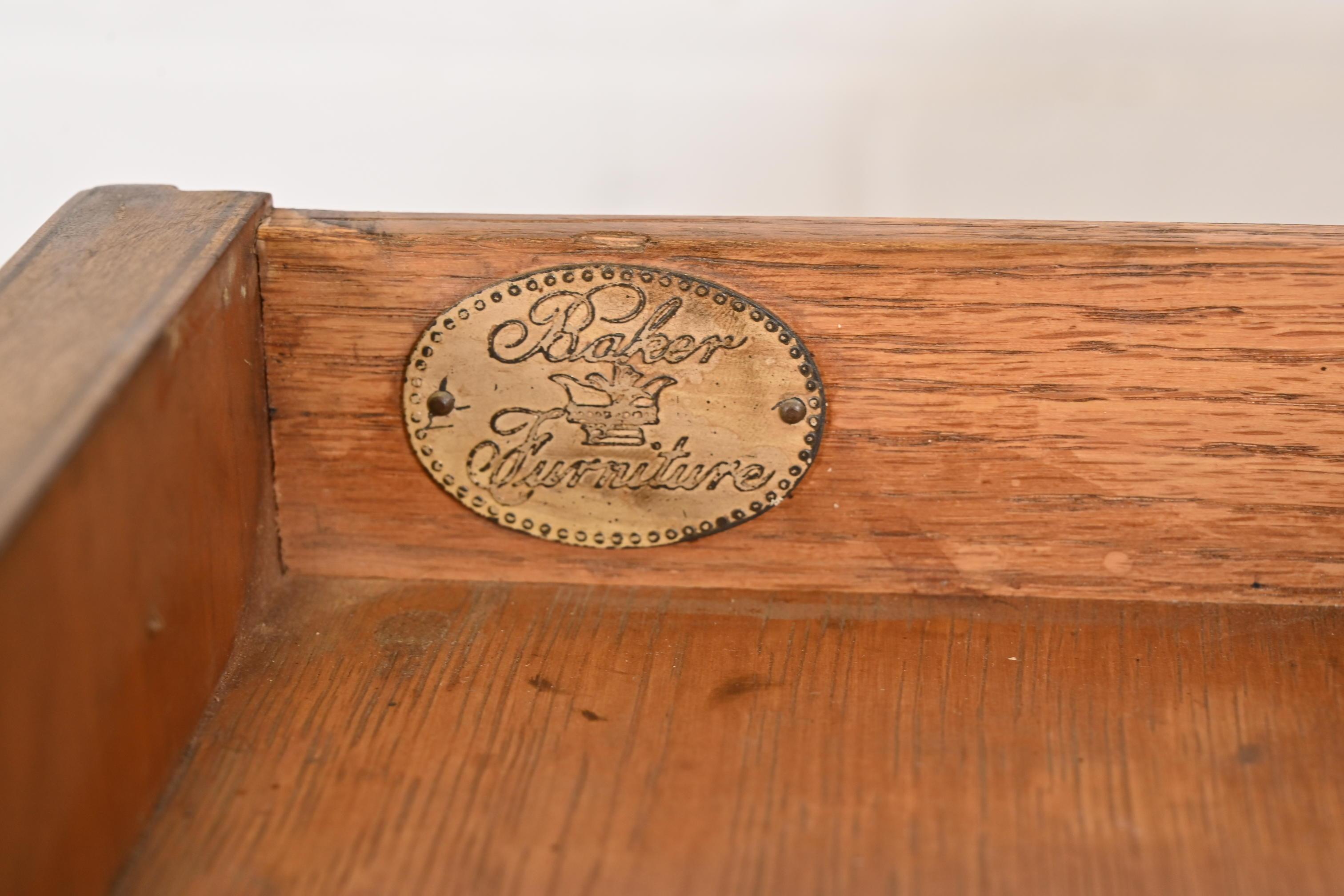 Petit bureau de style Régence française Louis XVI en cerisier et bois doré en vente 2