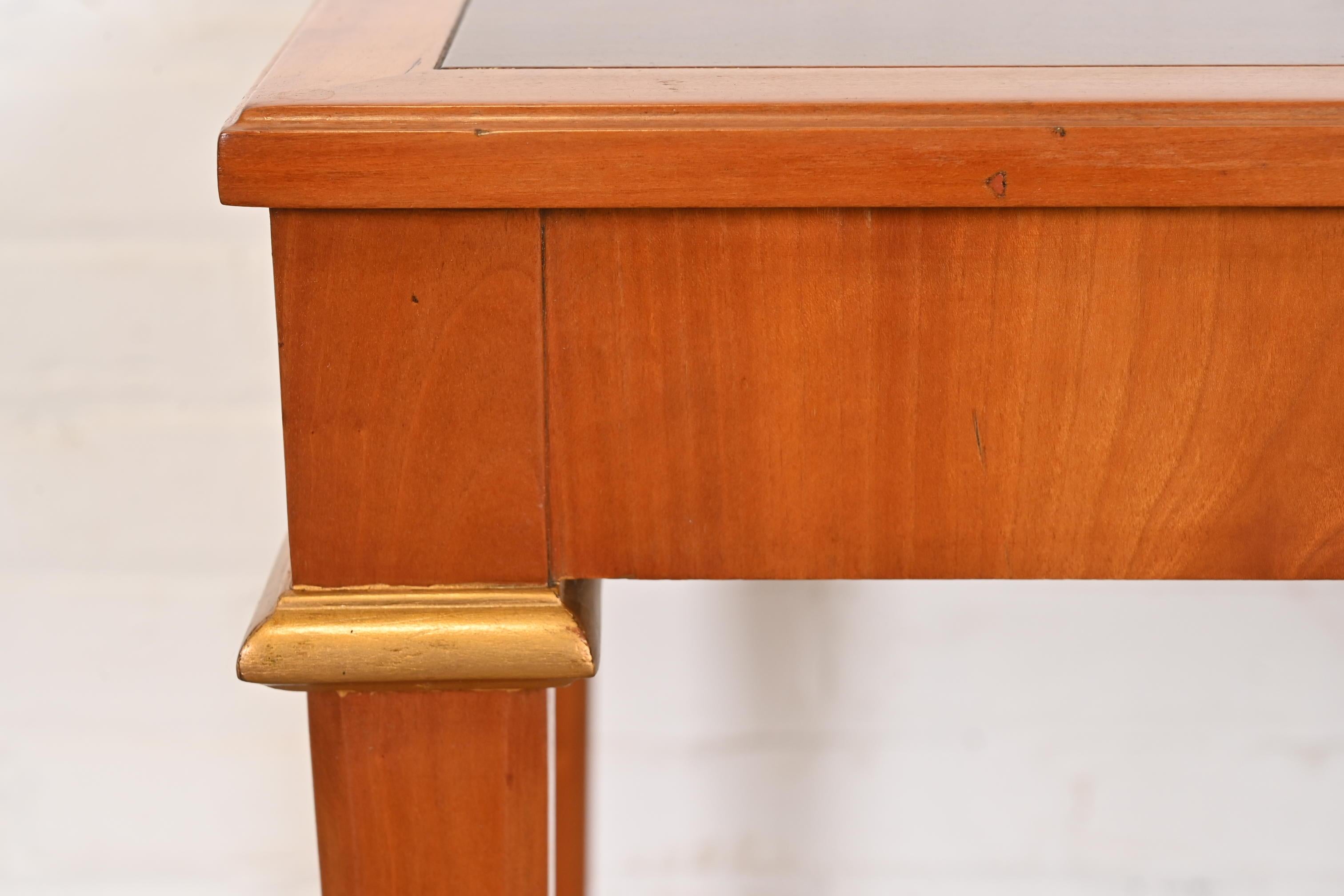 Petit bureau de style Régence française Louis XVI en cerisier et bois doré en vente 3