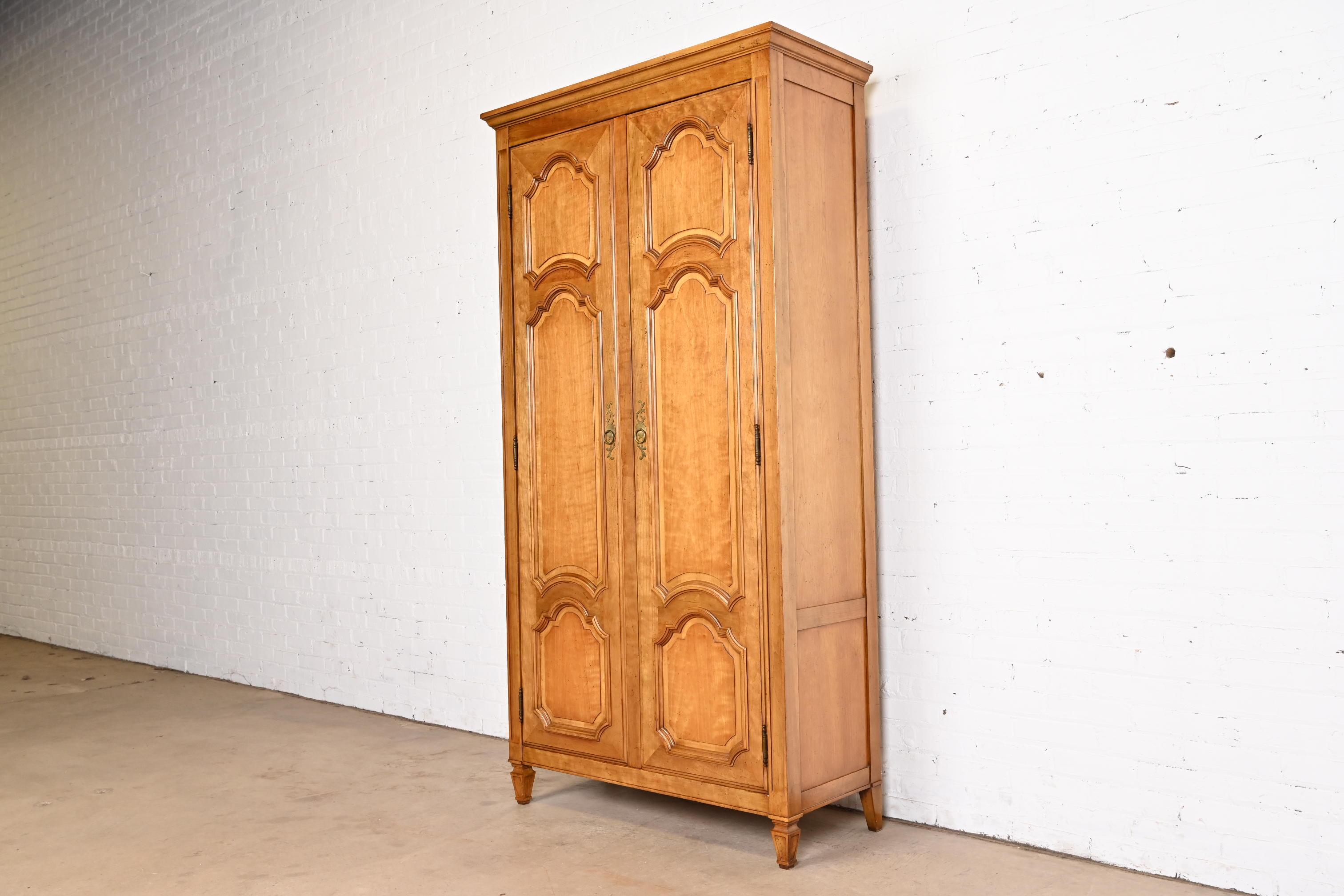 Baker Furniture Französischer Regency Louis XVI Kirschbaumholz-Schrank Kommode, 1960er Jahre (Louis XVI.) im Angebot