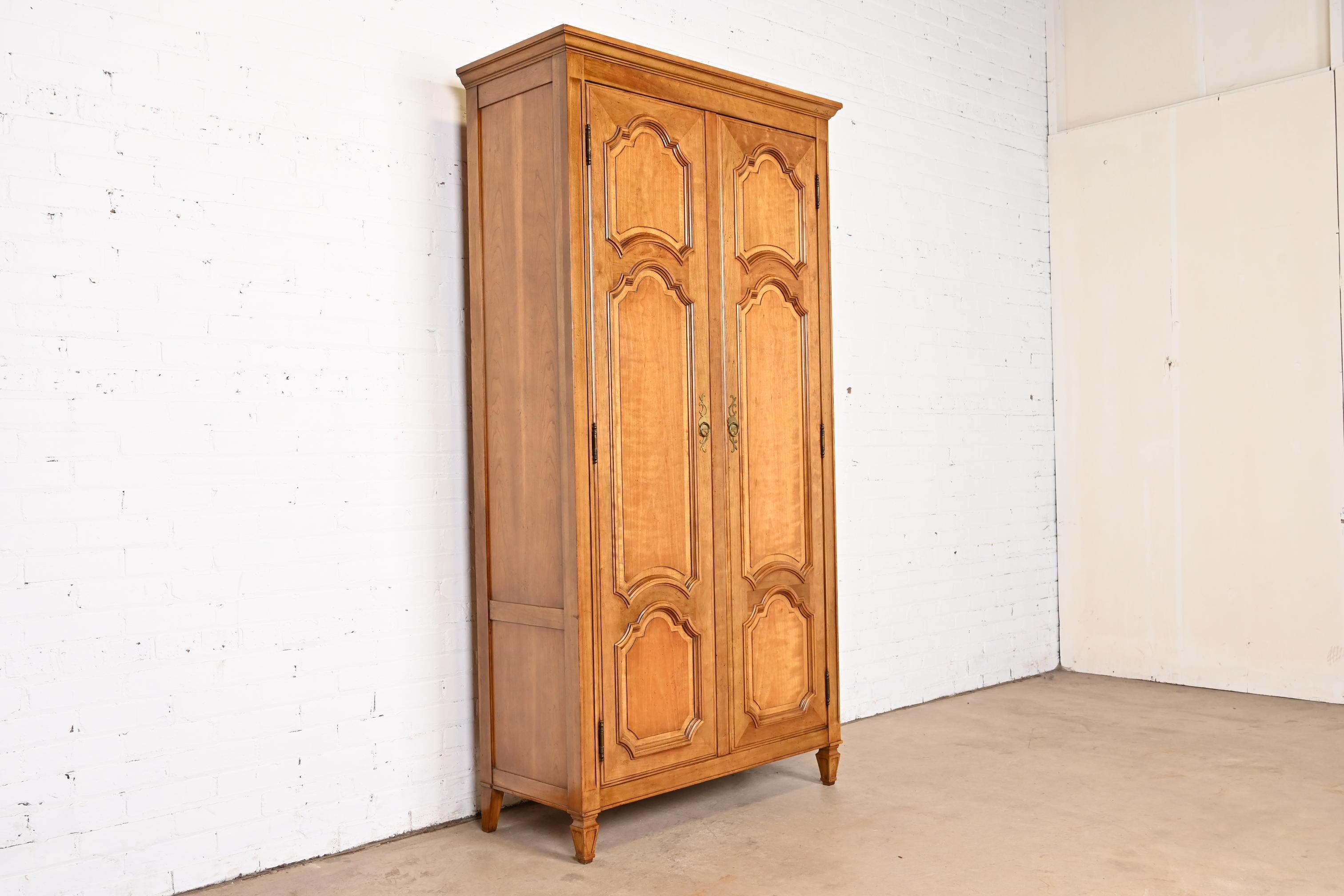 Baker Furniture Französischer Regency Louis XVI Kirschbaumholz-Schrank Kommode, 1960er Jahre (amerikanisch) im Angebot