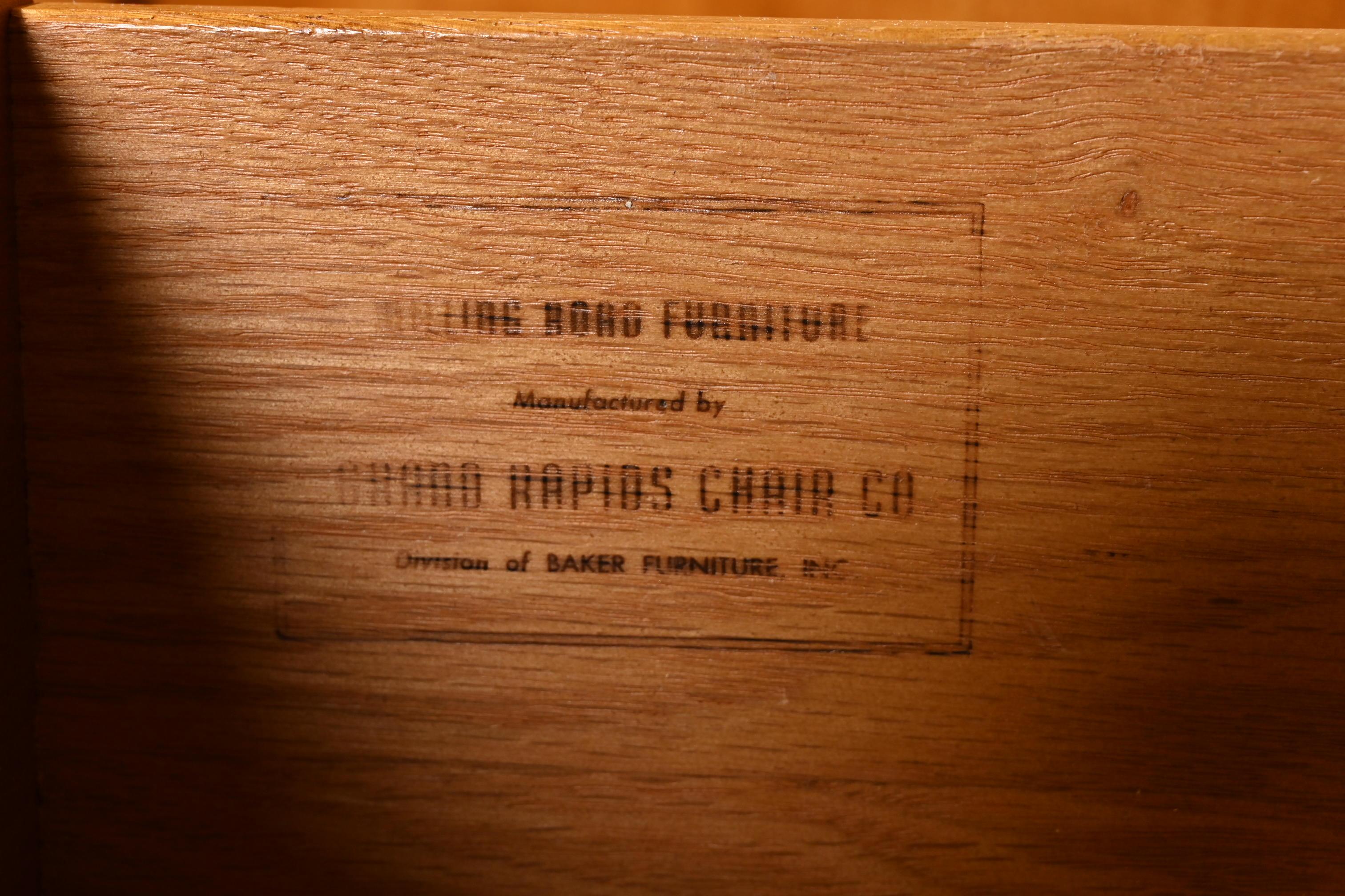Baker Furniture Französischer Regency Louis XVI Kirschbaumholz-Schrank Kommode, 1960er Jahre im Angebot 1