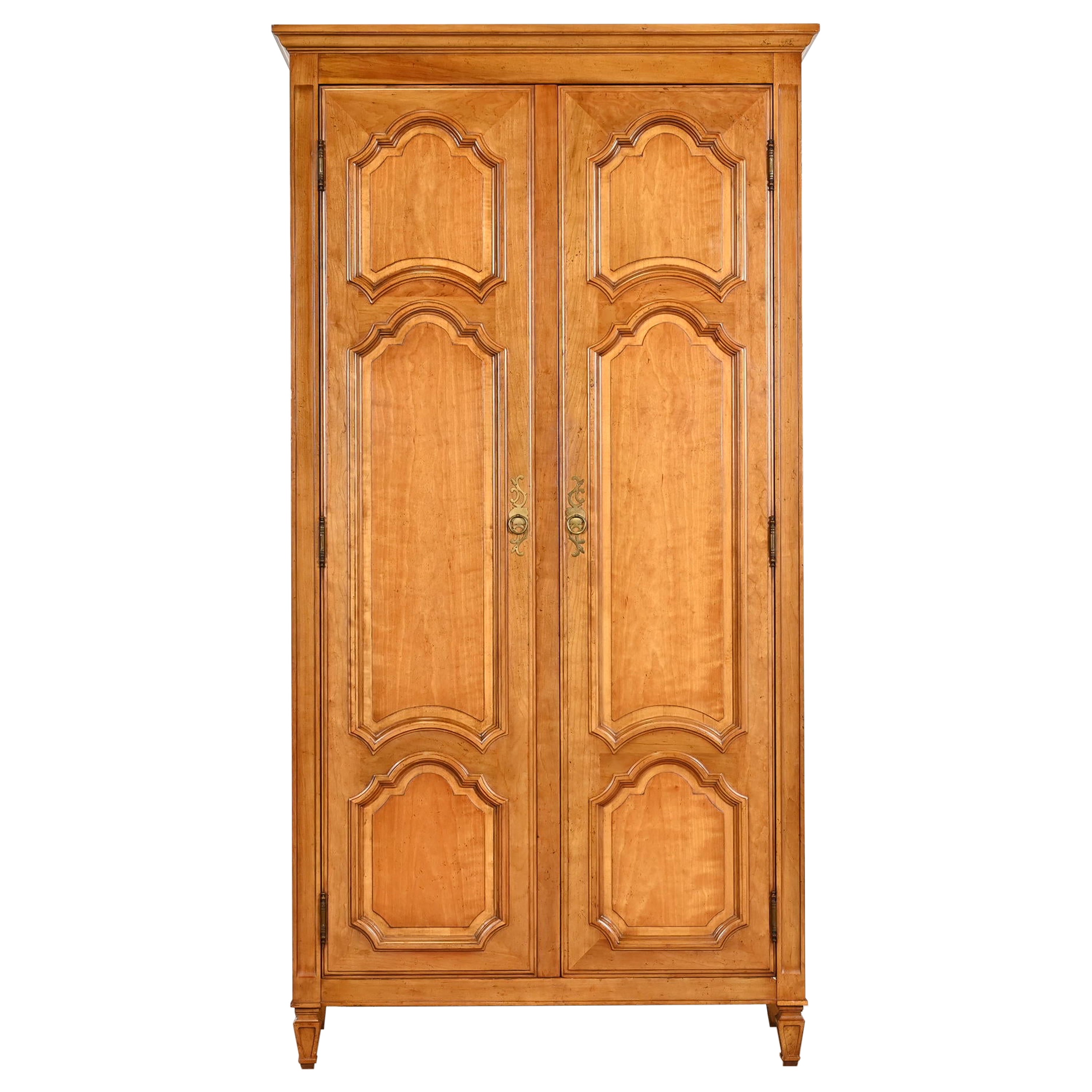 Baker Furniture Armadio in legno di ciliegio Luigi XVI, anni '60