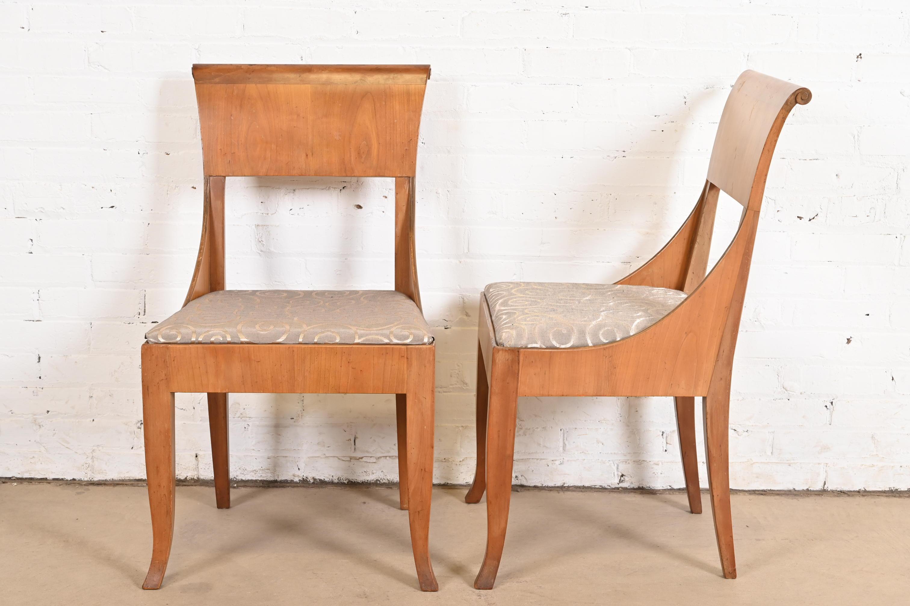Baker Furniture ensemble de six chaises de salle à manger Régence française Louis XVI en cerisier en vente 4
