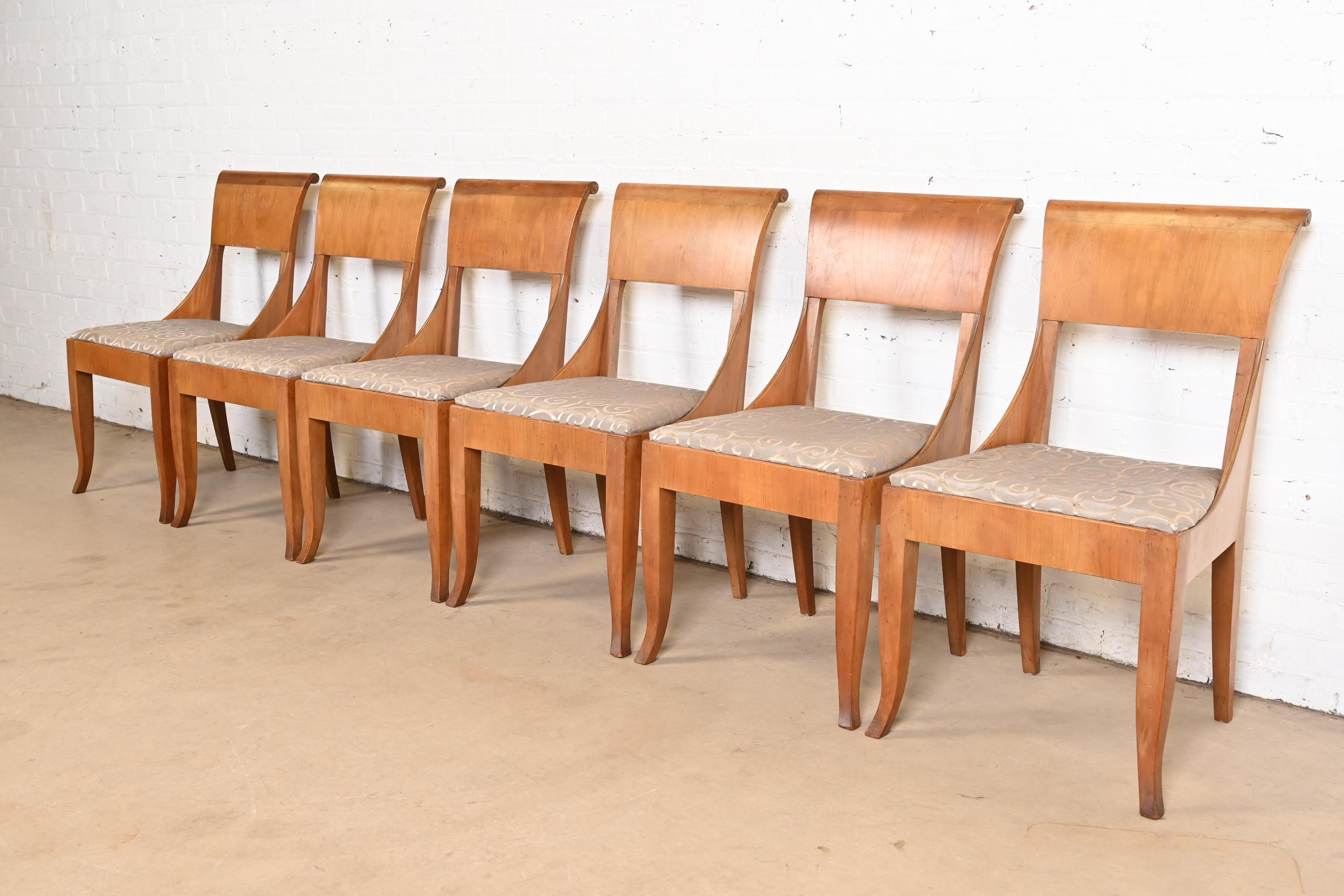 Un magnifique ensemble de six chaises de salle à manger de style Louis XVI de la Régence française

Par Baker Furniture

USA, Circa 1960

Encadrement en bois de cerisier sculpté, avec sièges rembourrés.

Dimensions : 19,25 