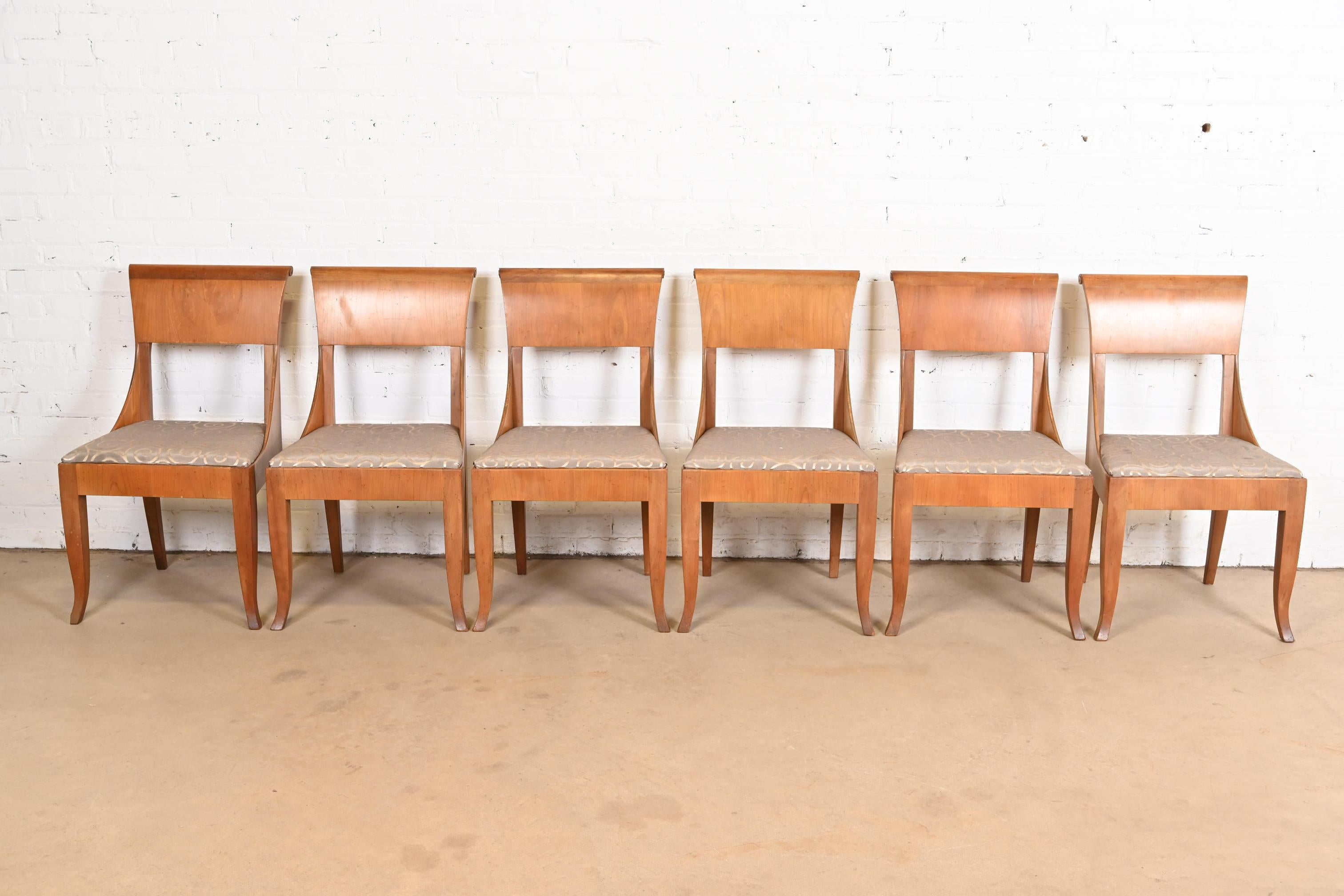 Américain Baker Furniture ensemble de six chaises de salle à manger Régence française Louis XVI en cerisier en vente