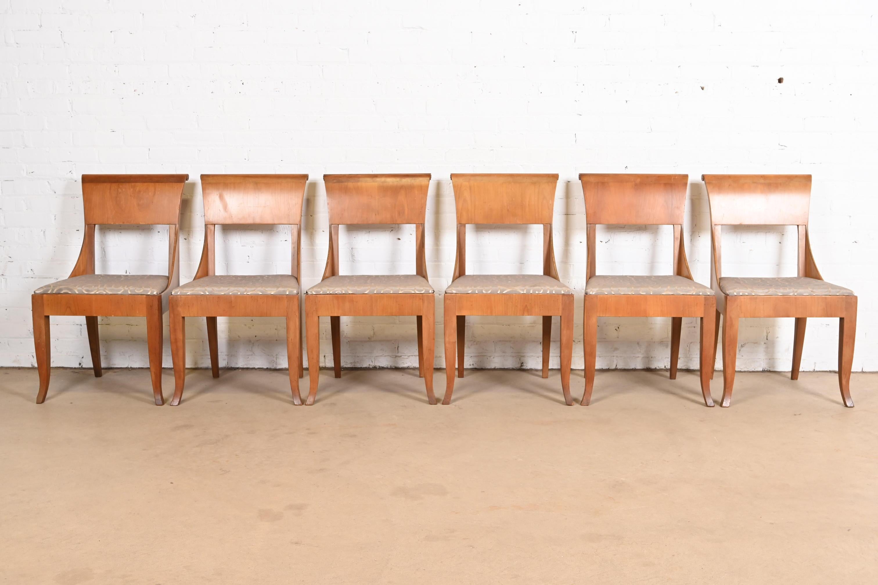 Baker Furniture ensemble de six chaises de salle à manger Régence française Louis XVI en cerisier Bon état - En vente à South Bend, IN
