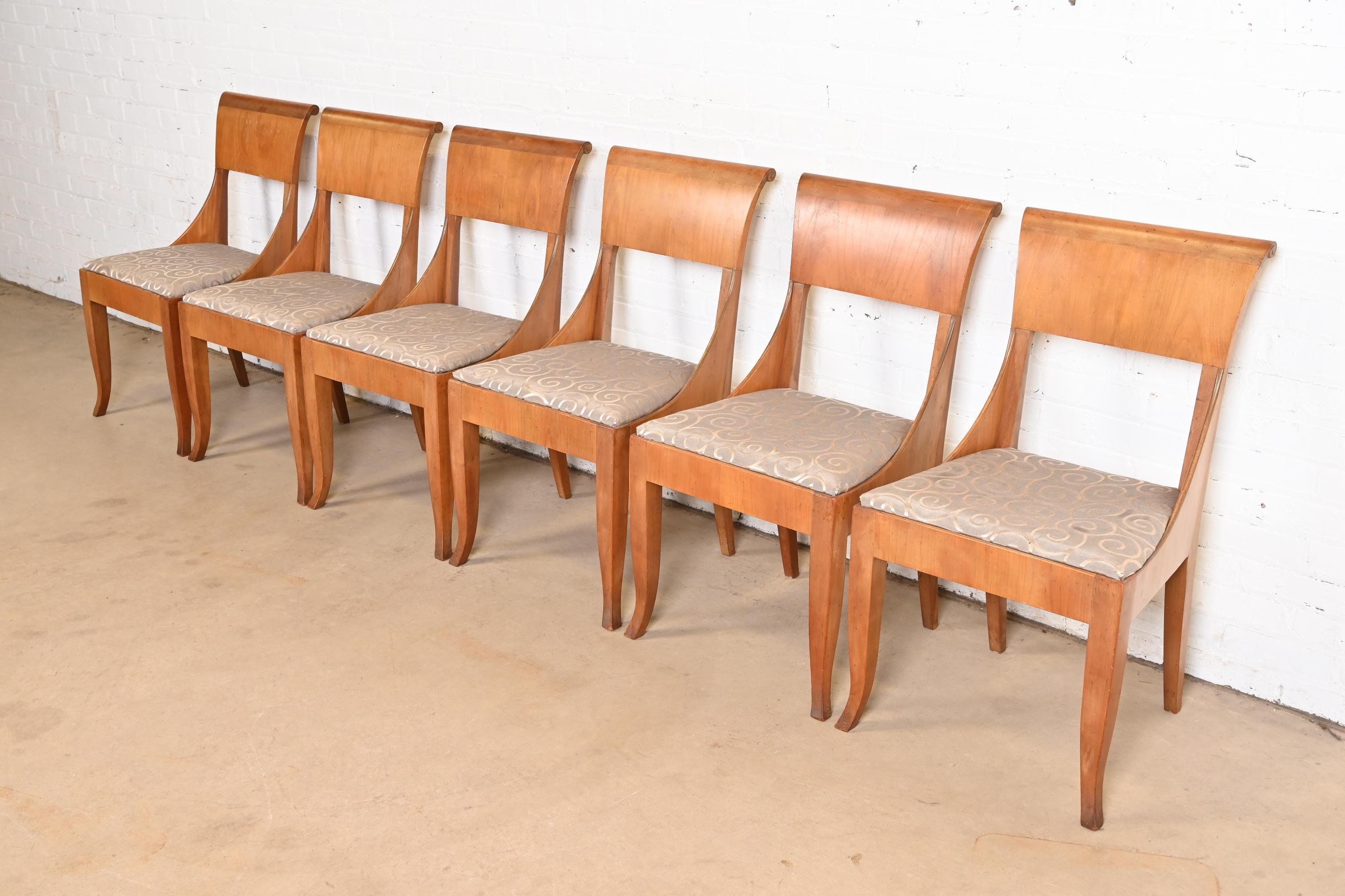 Milieu du XXe siècle Baker Furniture ensemble de six chaises de salle à manger Régence française Louis XVI en cerisier en vente