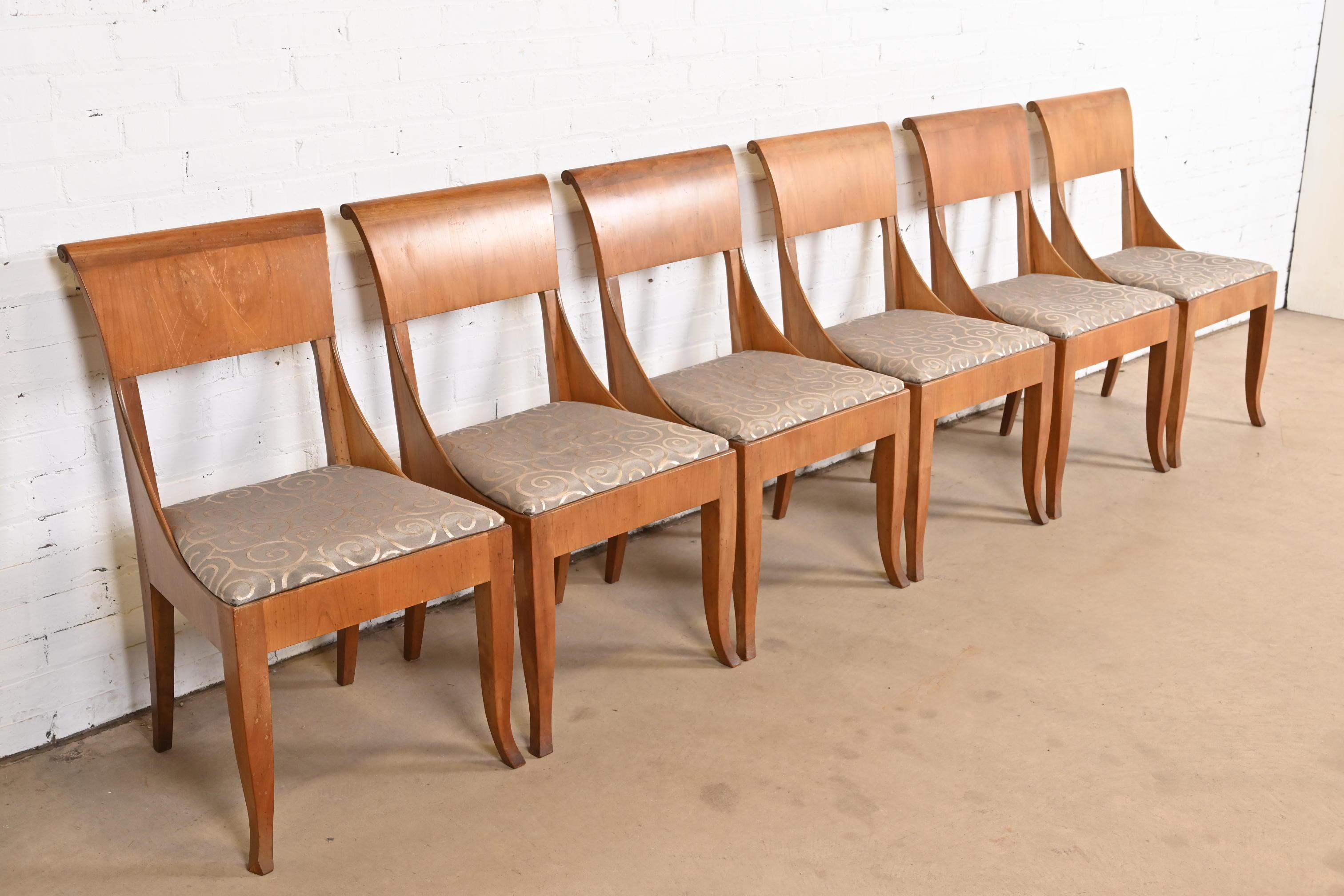Tissu d'ameublement Baker Furniture ensemble de six chaises de salle à manger Régence française Louis XVI en cerisier en vente
