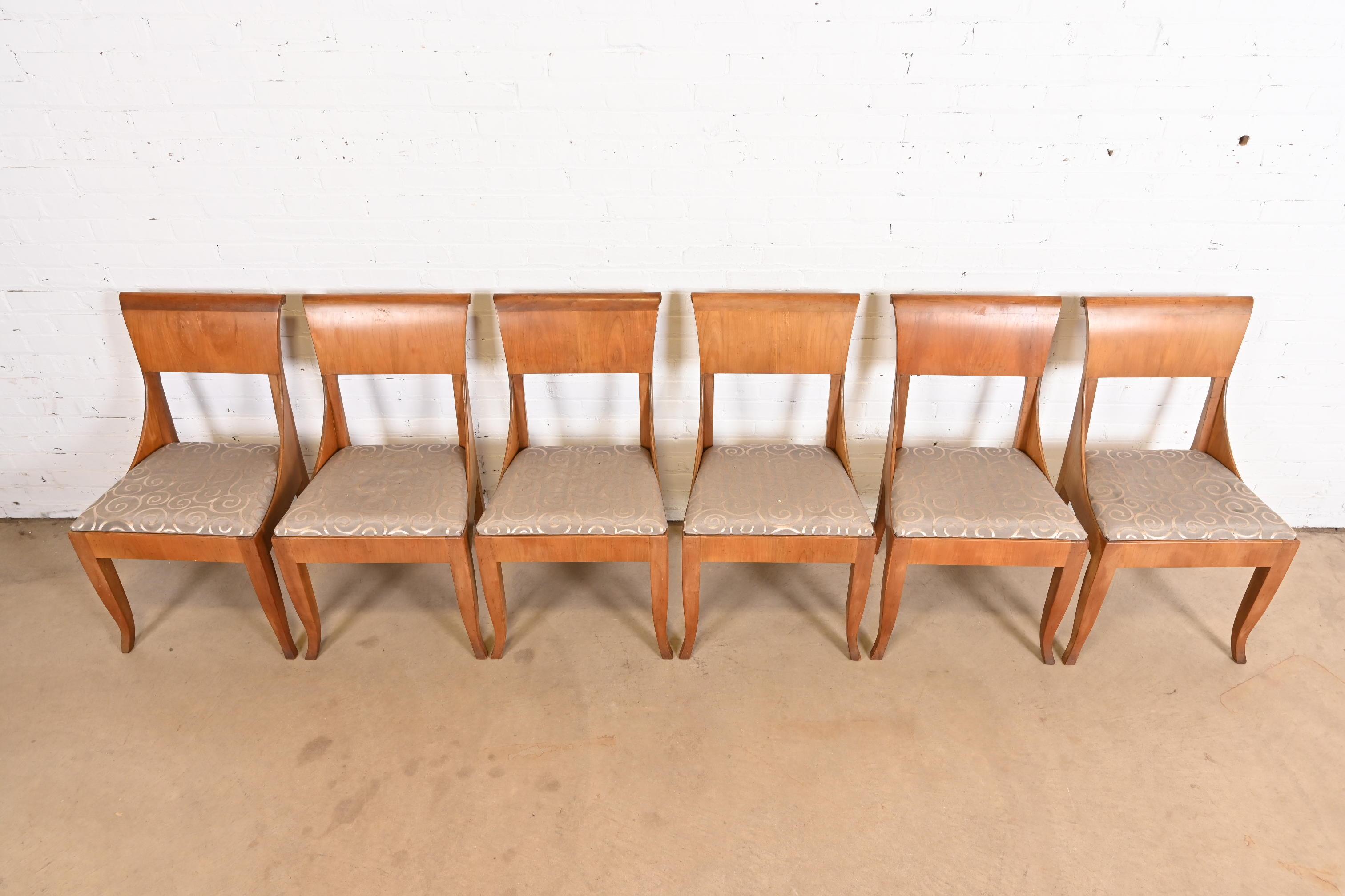 Baker Furniture ensemble de six chaises de salle à manger Régence française Louis XVI en cerisier en vente 1