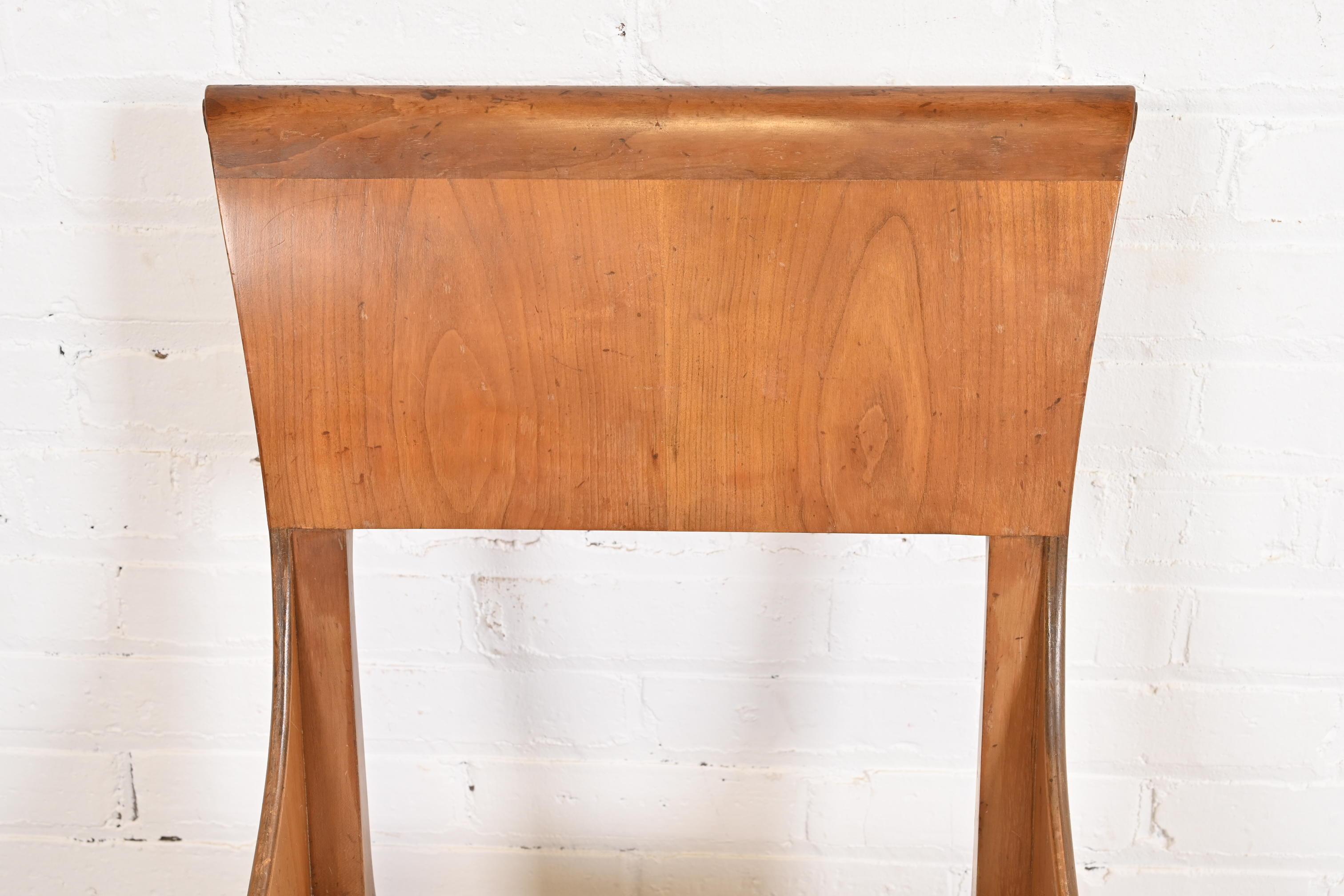 Baker Furniture ensemble de six chaises de salle à manger Régence française Louis XVI en cerisier en vente 2