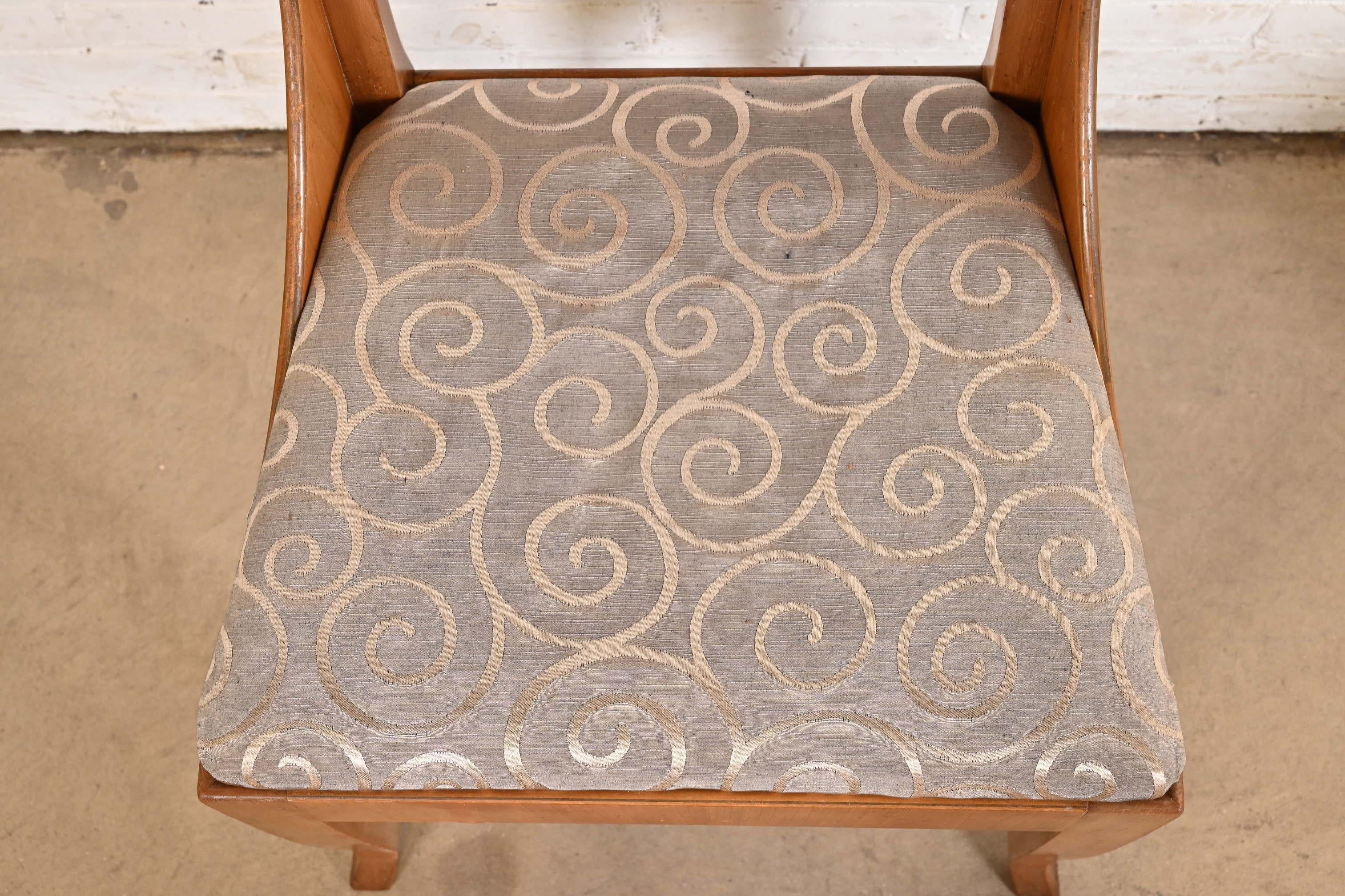 Baker Furniture ensemble de six chaises de salle à manger Régence française Louis XVI en cerisier en vente 3