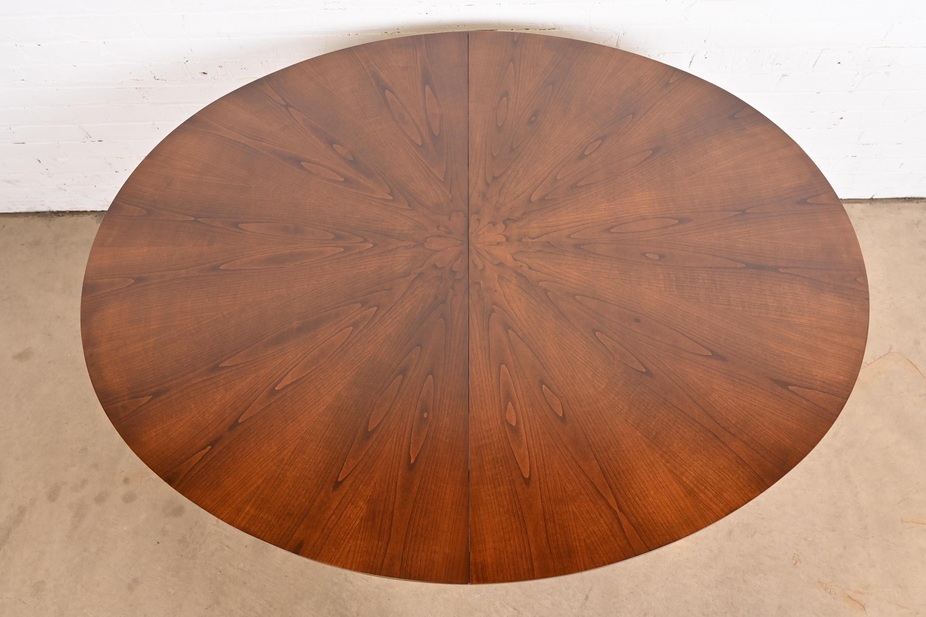 Table de salle à manger de style Régence française en cerisier Louis XVI, revernie, Baker Furniture en vente 4