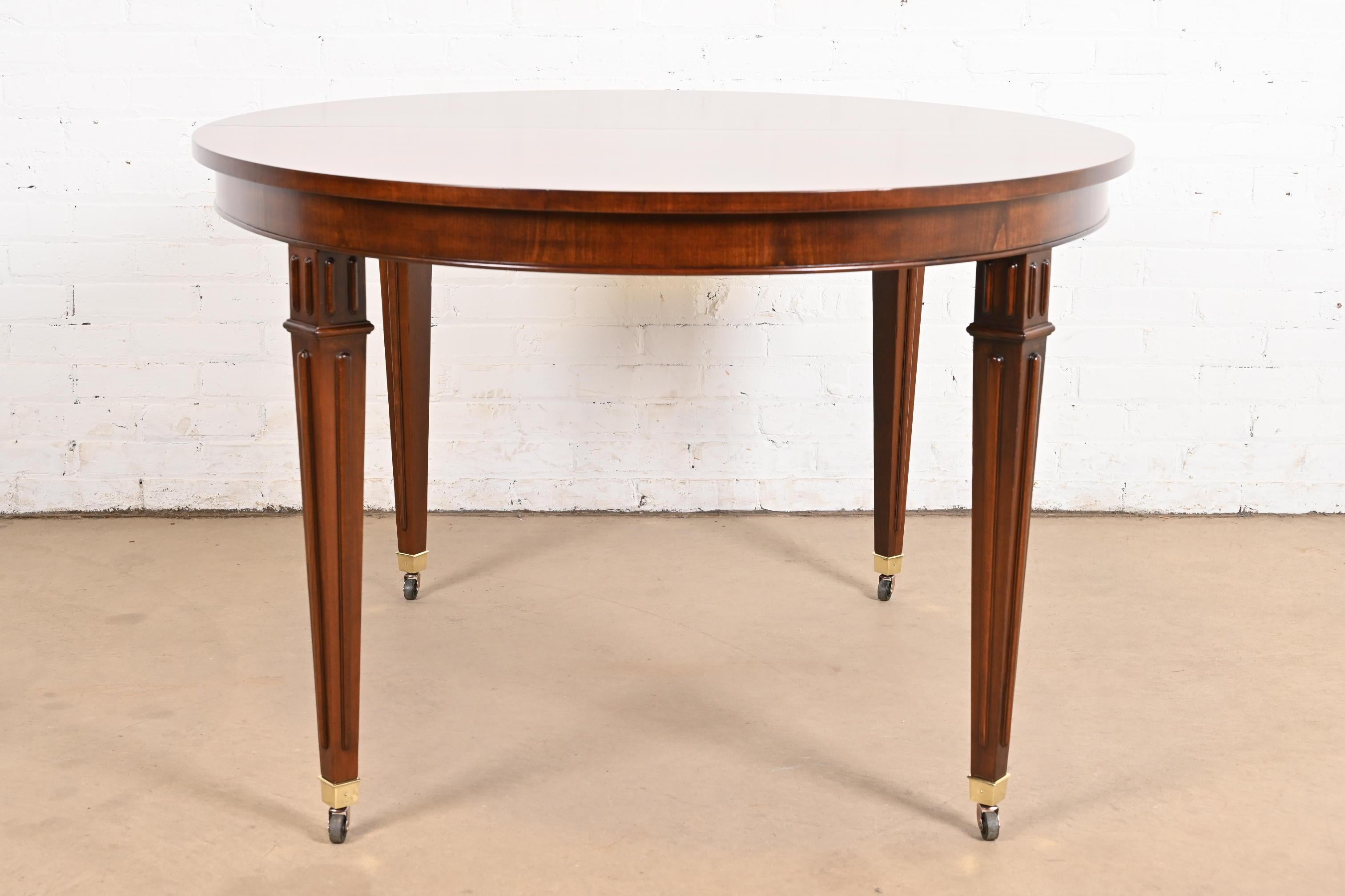Table de salle à manger de style Régence française en cerisier Louis XVI, revernie, Baker Furniture en vente 5