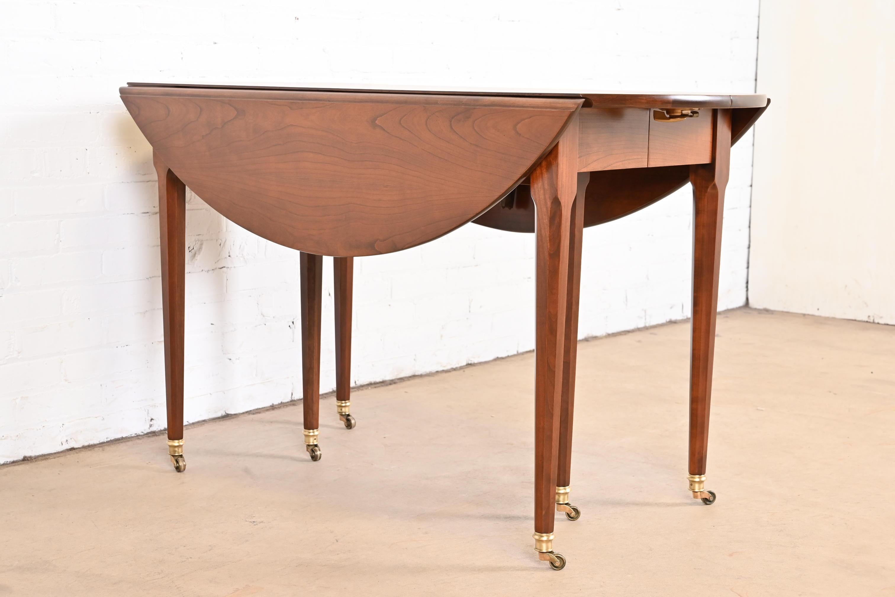 Baker Furniture Französischer Regency Louis XVI Kirschbaumholz-Esstisch, neu lackiert im Angebot 9