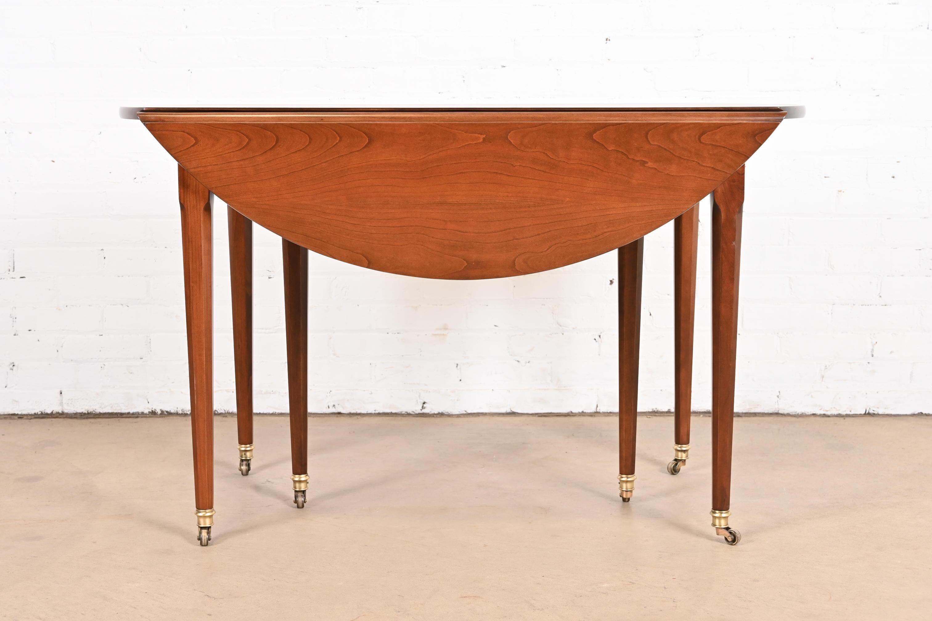 Baker Furniture Französischer Regency Louis XVI Kirschbaumholz-Esstisch, neu lackiert im Angebot 10