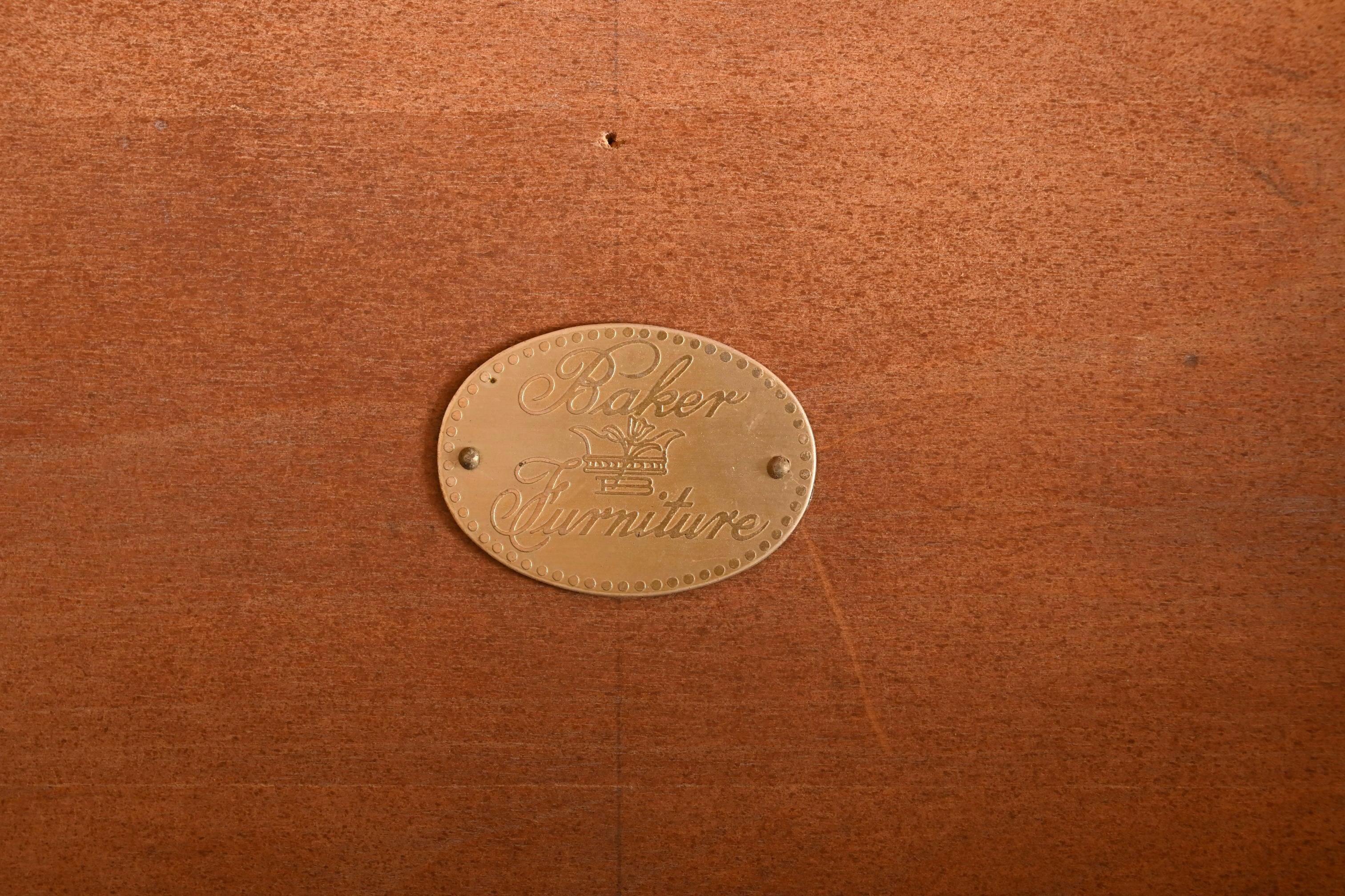 Baker Furniture Französischer Regency Louis XVI Kirschbaumholz-Esstisch, neu lackiert im Angebot 11