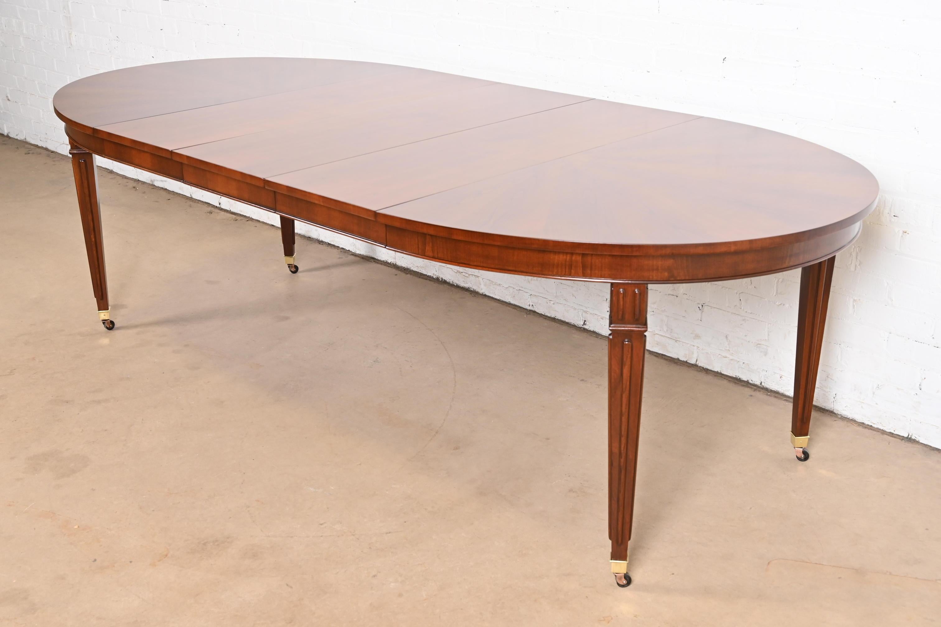 Magnifique table de salle à manger à rallonge de style Louis XVI de la Régence française

Par Baker Furniture

USA, Circa 1960

Magnifique plateau en merisier assorti à un livre, en forme d'étoile, avec des pieds en merisier massif sculpté et des