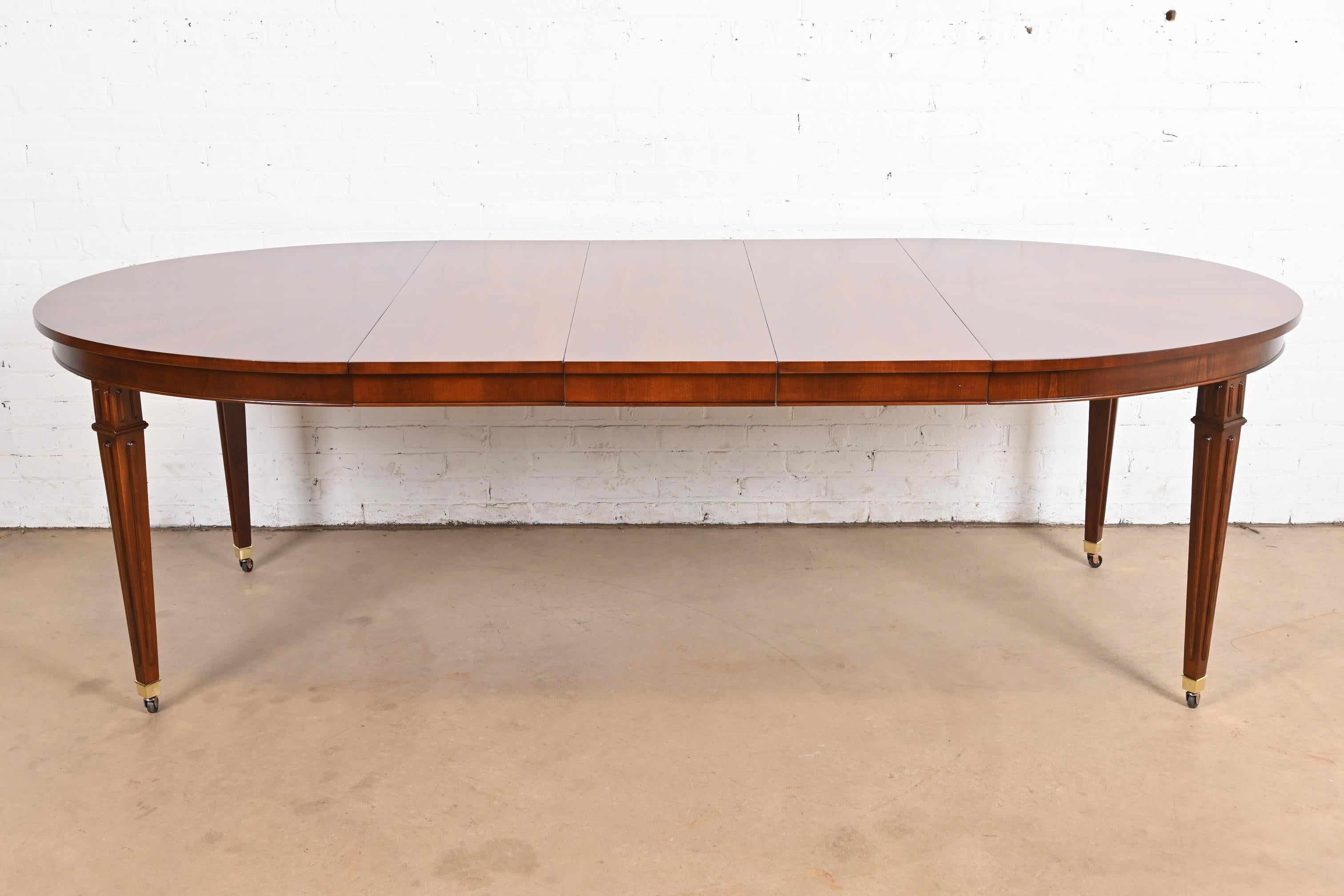 Américain Table de salle à manger de style Régence française en cerisier Louis XVI, revernie, Baker Furniture en vente