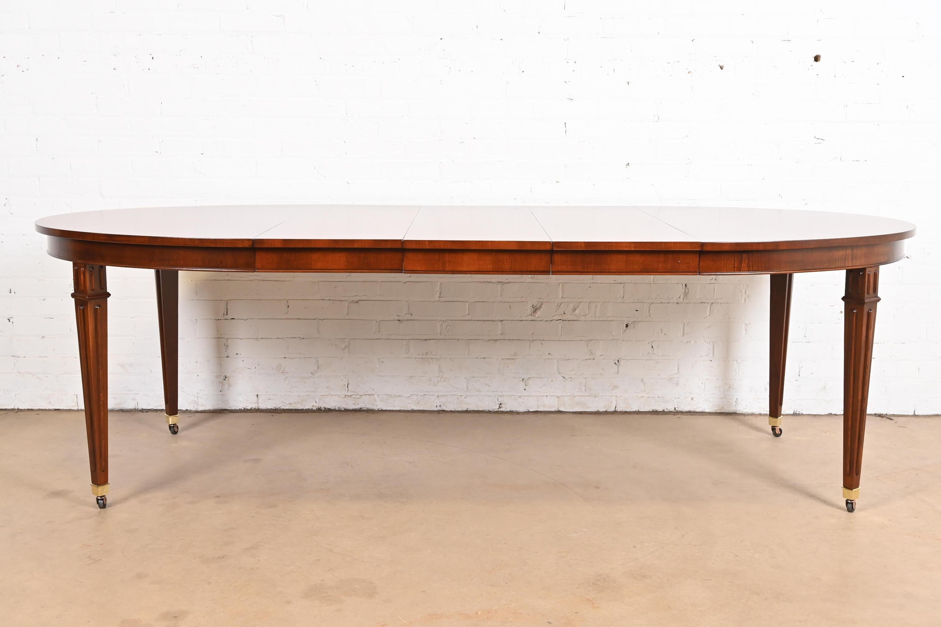 Table de salle à manger de style Régence française en cerisier Louis XVI, revernie, Baker Furniture Bon état - En vente à South Bend, IN