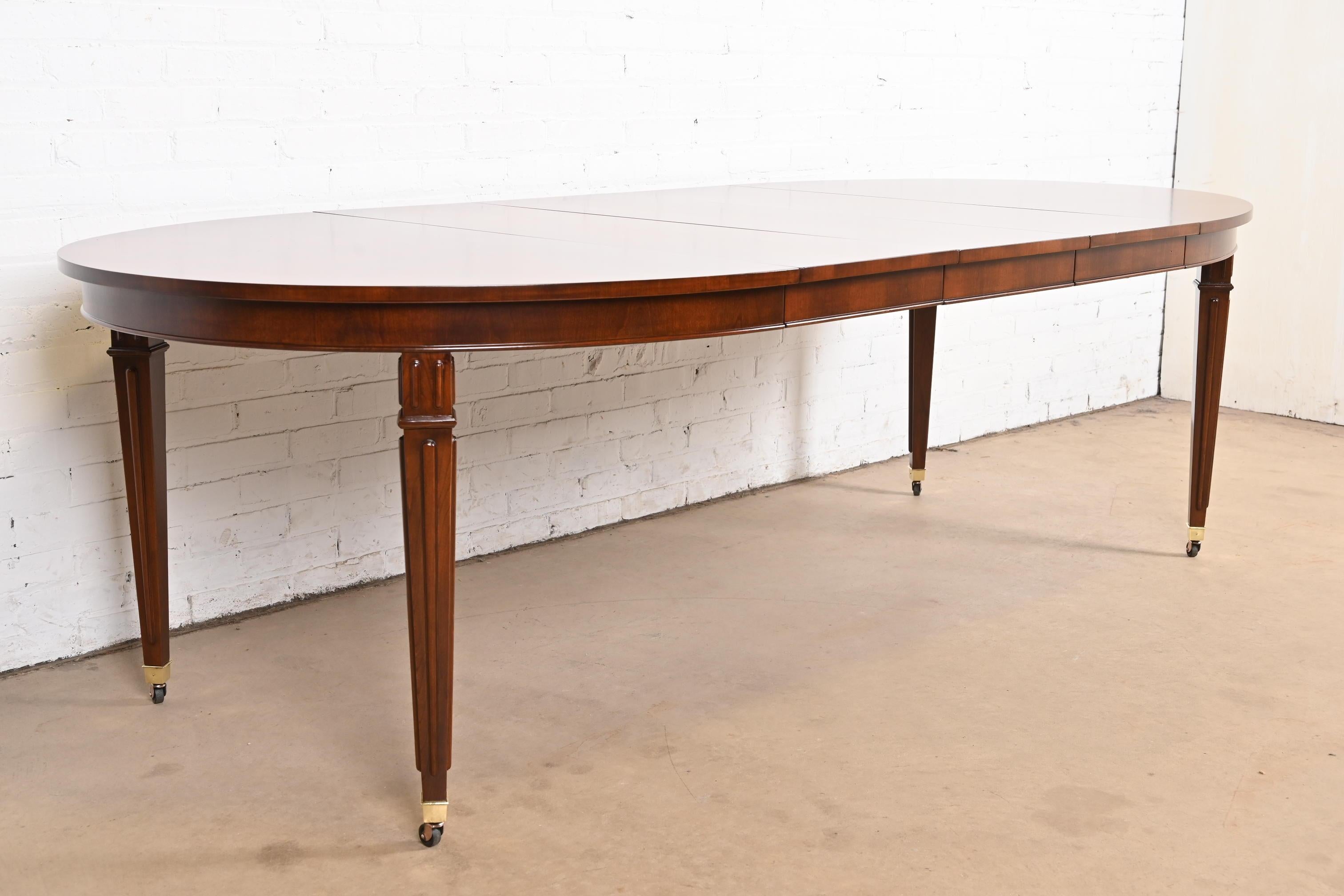 Milieu du XXe siècle Table de salle à manger de style Régence française en cerisier Louis XVI, revernie, Baker Furniture en vente