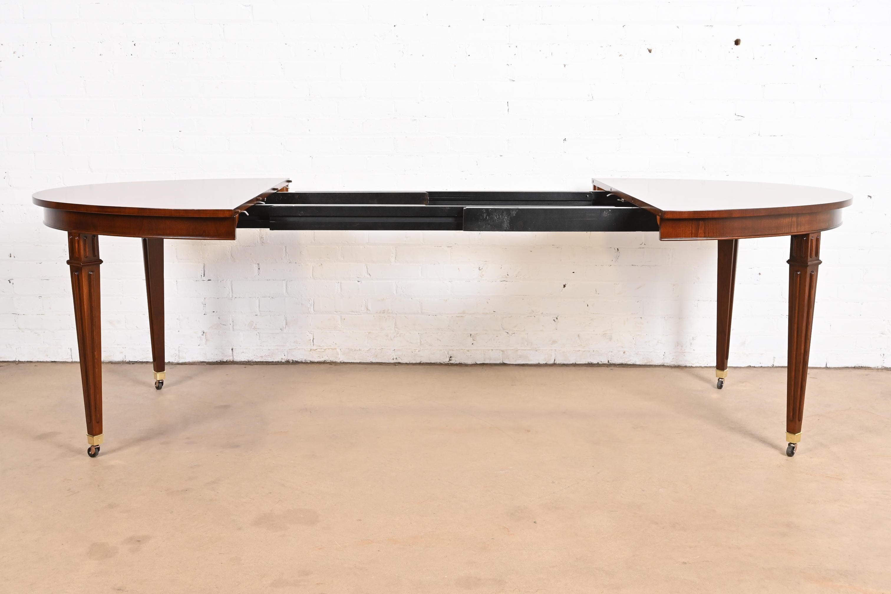 Table de salle à manger de style Régence française en cerisier Louis XVI, revernie, Baker Furniture en vente 1