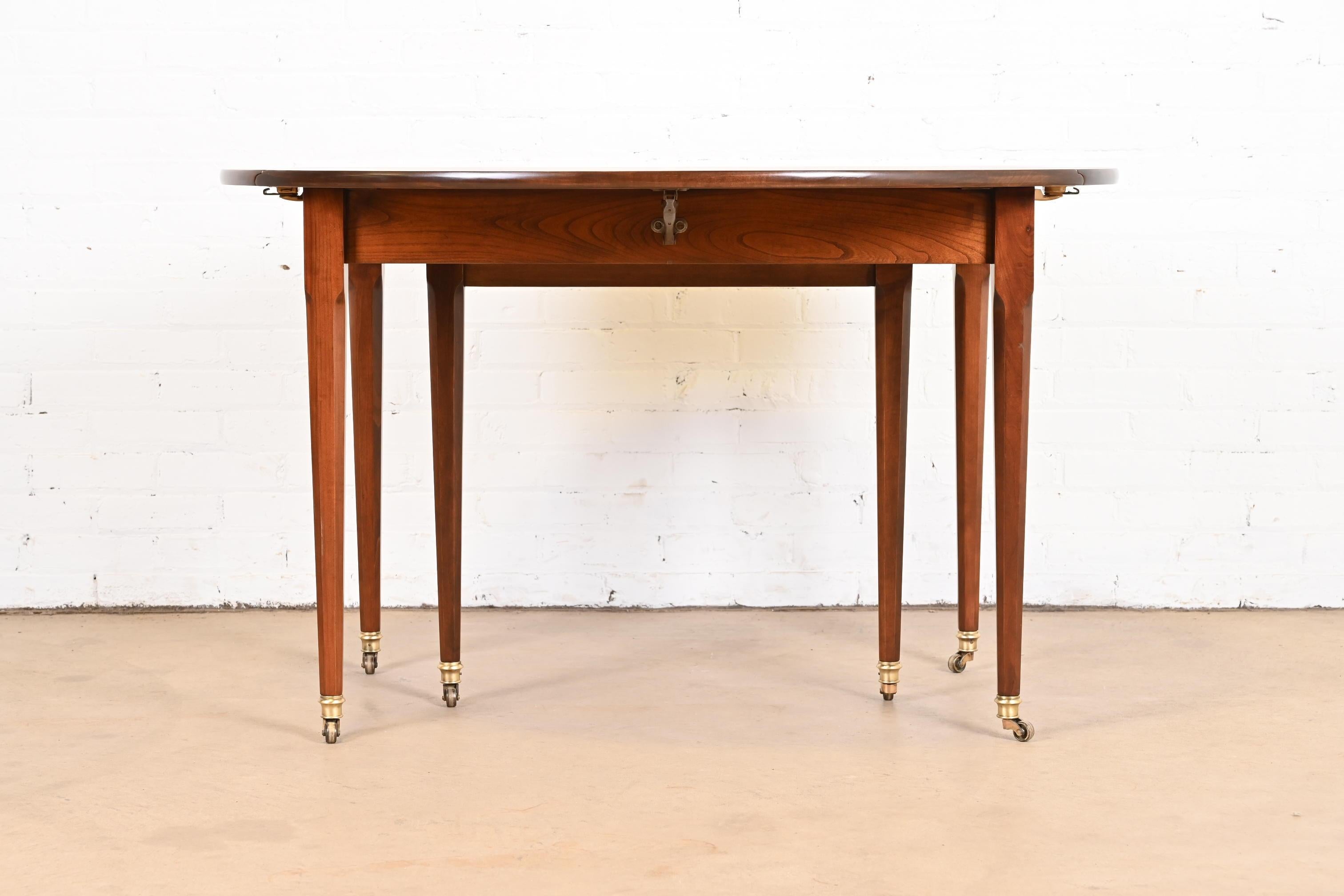 Baker Furniture Französischer Regency Louis XVI Kirschbaumholz-Esstisch, neu lackiert im Angebot 1