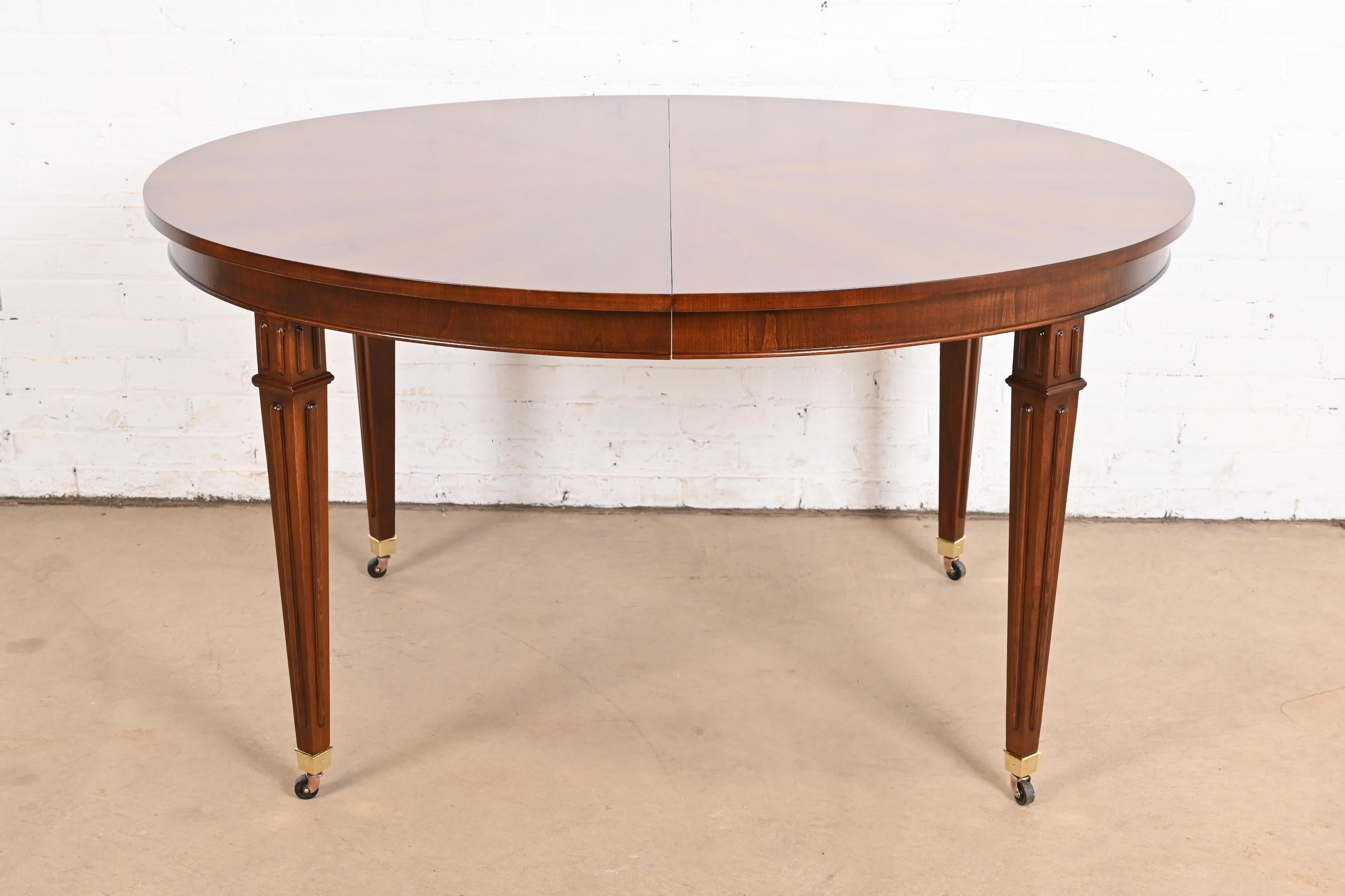 Table de salle à manger de style Régence française en cerisier Louis XVI, revernie, Baker Furniture en vente 2
