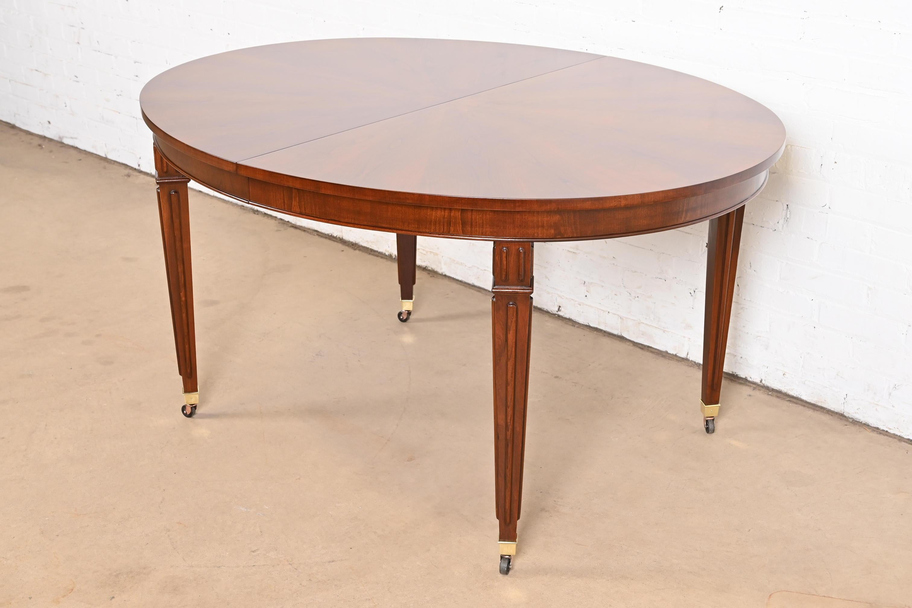 Table de salle à manger de style Régence française en cerisier Louis XVI, revernie, Baker Furniture en vente 3