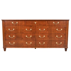 Cassettone in legno di ciliegio Baker Furniture French Regency Louis XVI, appena rifinito