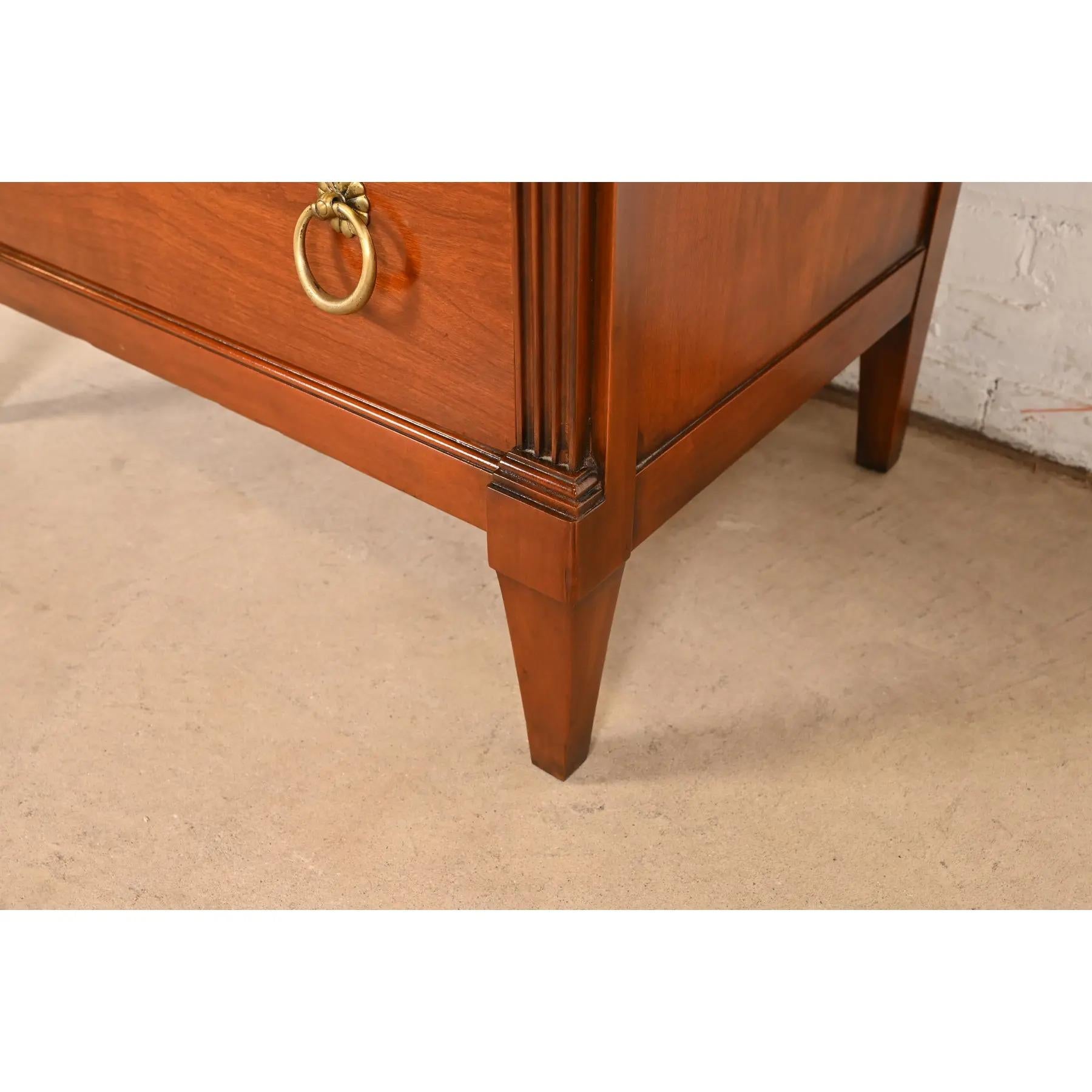 Baker Furniture - Comò Highboy in legno di ciliegio Luigi XVI - Regenza Francese in vendita 4