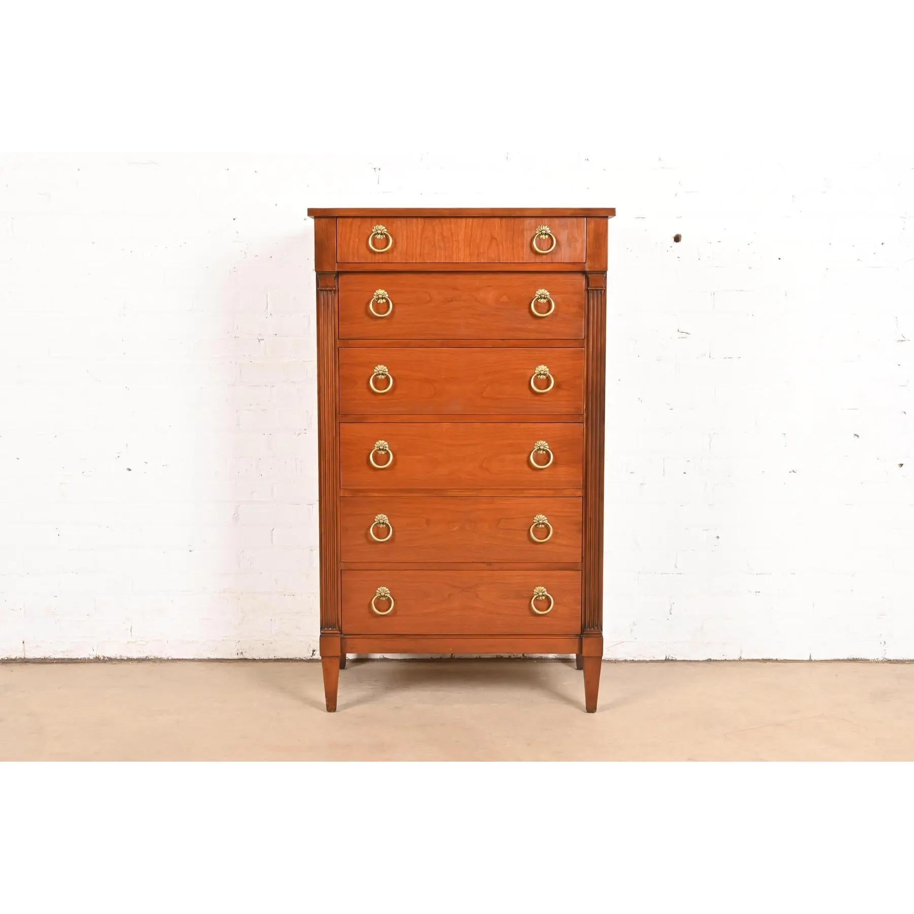 Uno splendido comò a sei cassetti in stile Luigi XVI della Reggenza francese o cassettiera per lingerie

Di Baker Furniture, collezione 