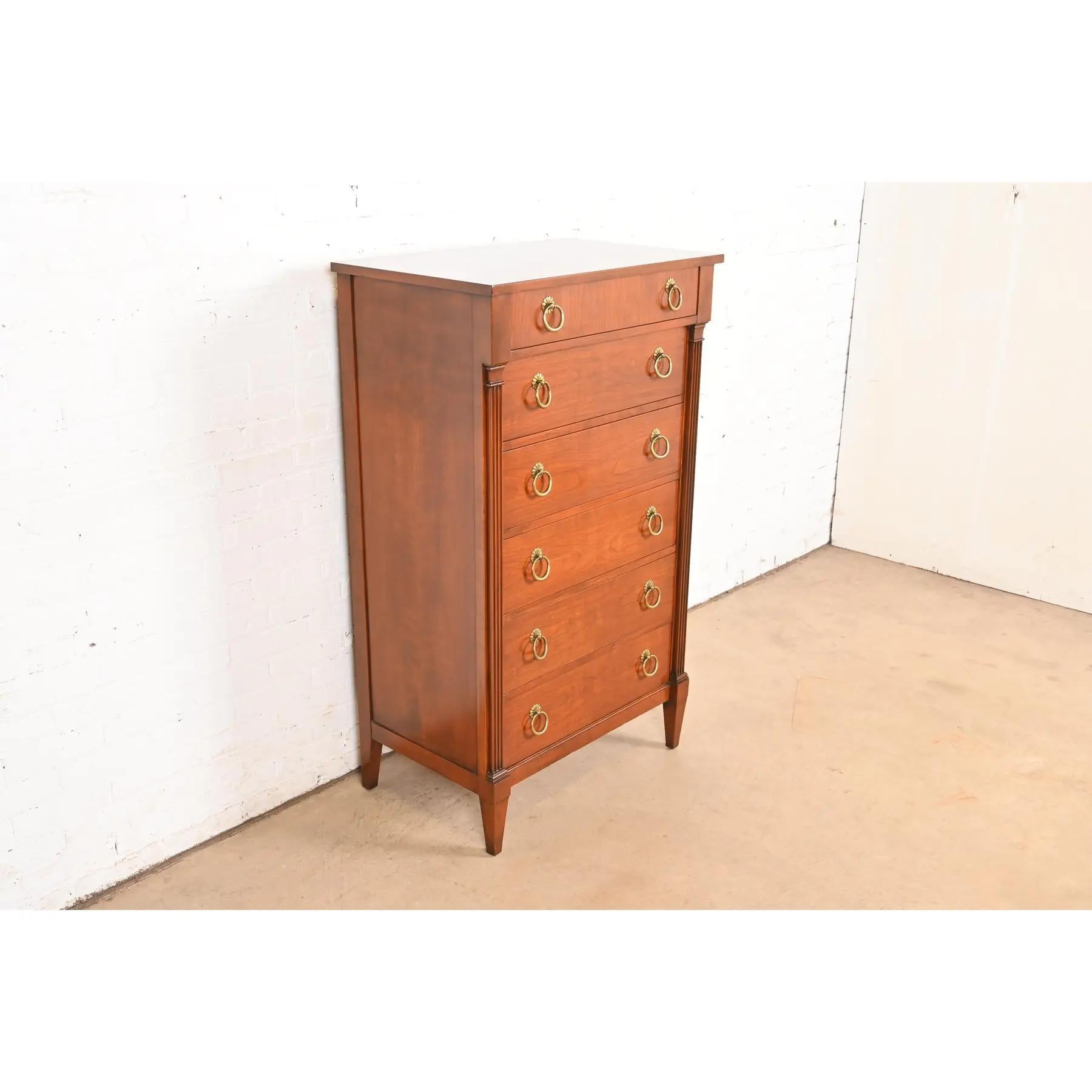 Metà XX secolo Baker Furniture - Comò Highboy in legno di ciliegio Luigi XVI - Regenza Francese in vendita
