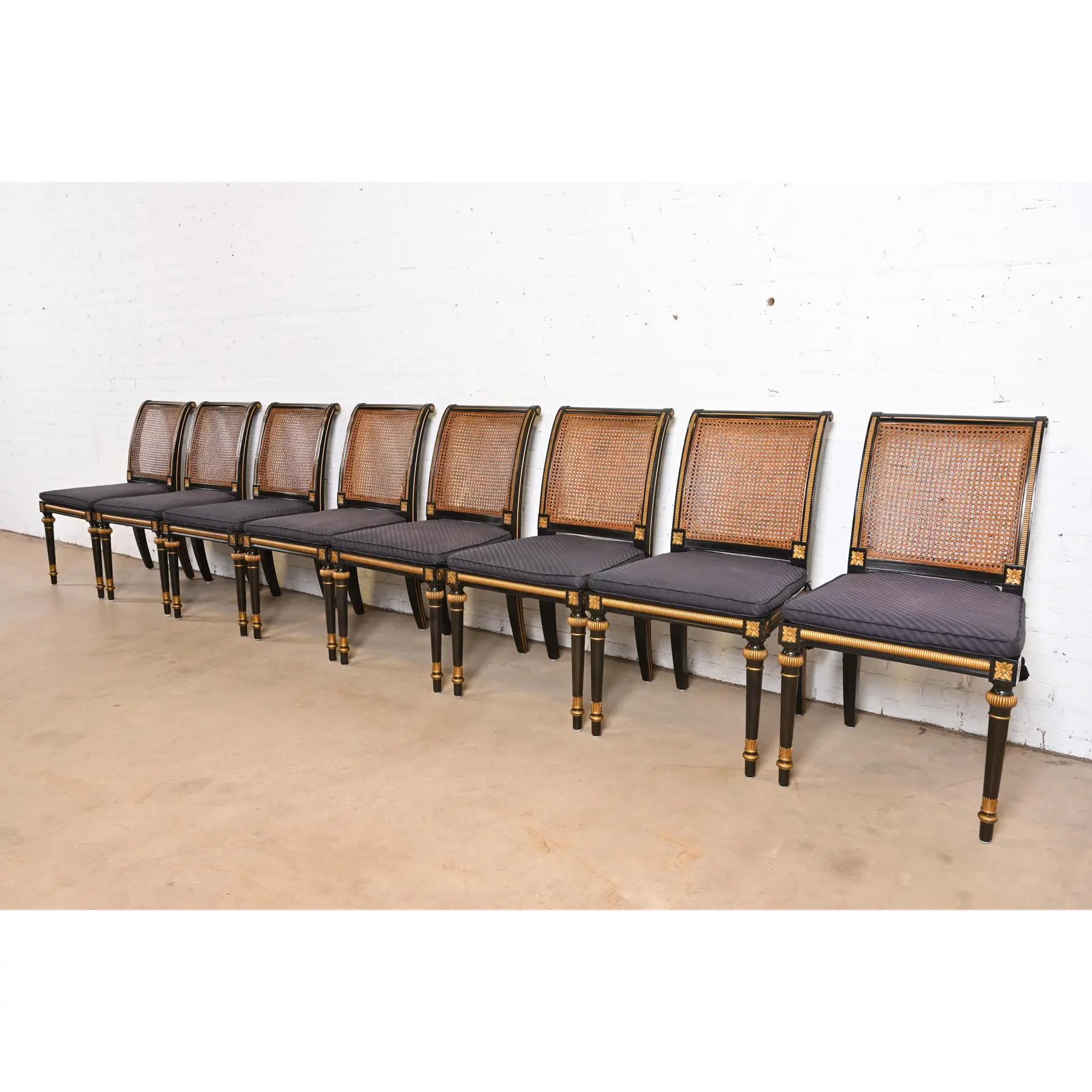 Ein prächtiger Satz von acht französischen Regency-Esszimmerstühlen im Louis-XVI-Stil

Von Baker Furniture

USA, ca. 1980er Jahre

Rahmen aus ebonisiertem und vergoldetem geschnitztem Nussbaumholz, Rückenlehne und Sitzfläche mit Rohrgeflecht und