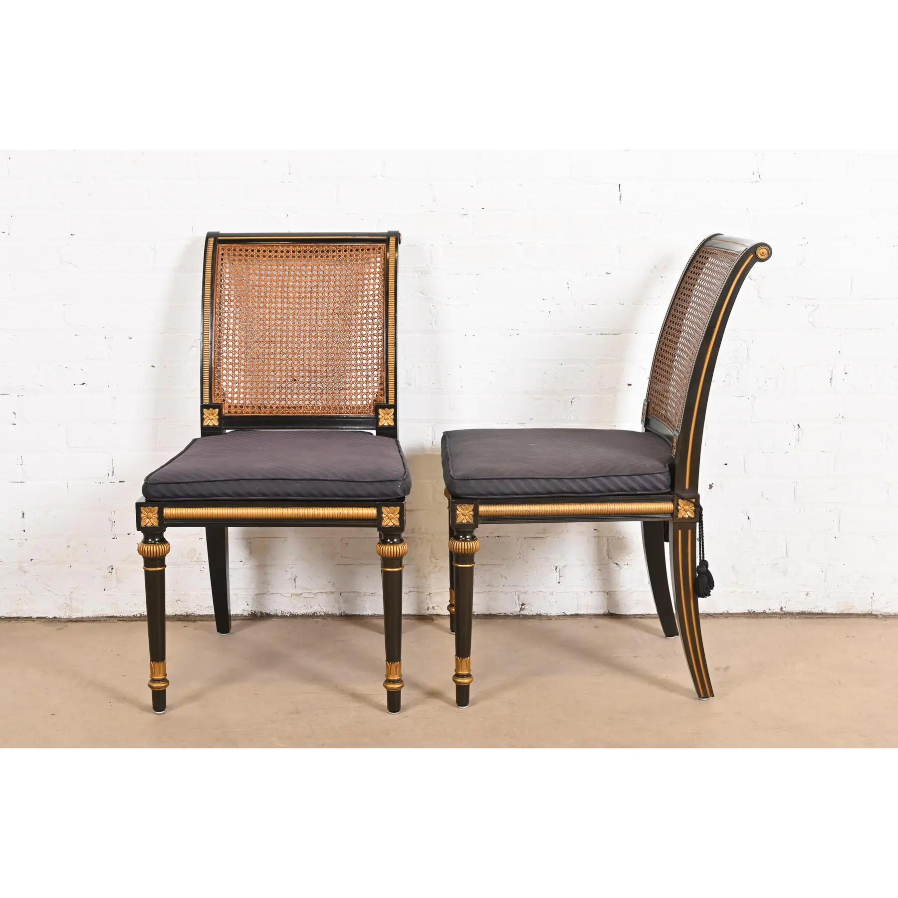 Baker Furniture Französische Regency Louis XVI Ebonisierte Esszimmerstühle mit Rohrrückenlehne und Schilfrohrlehne (Polster) im Angebot