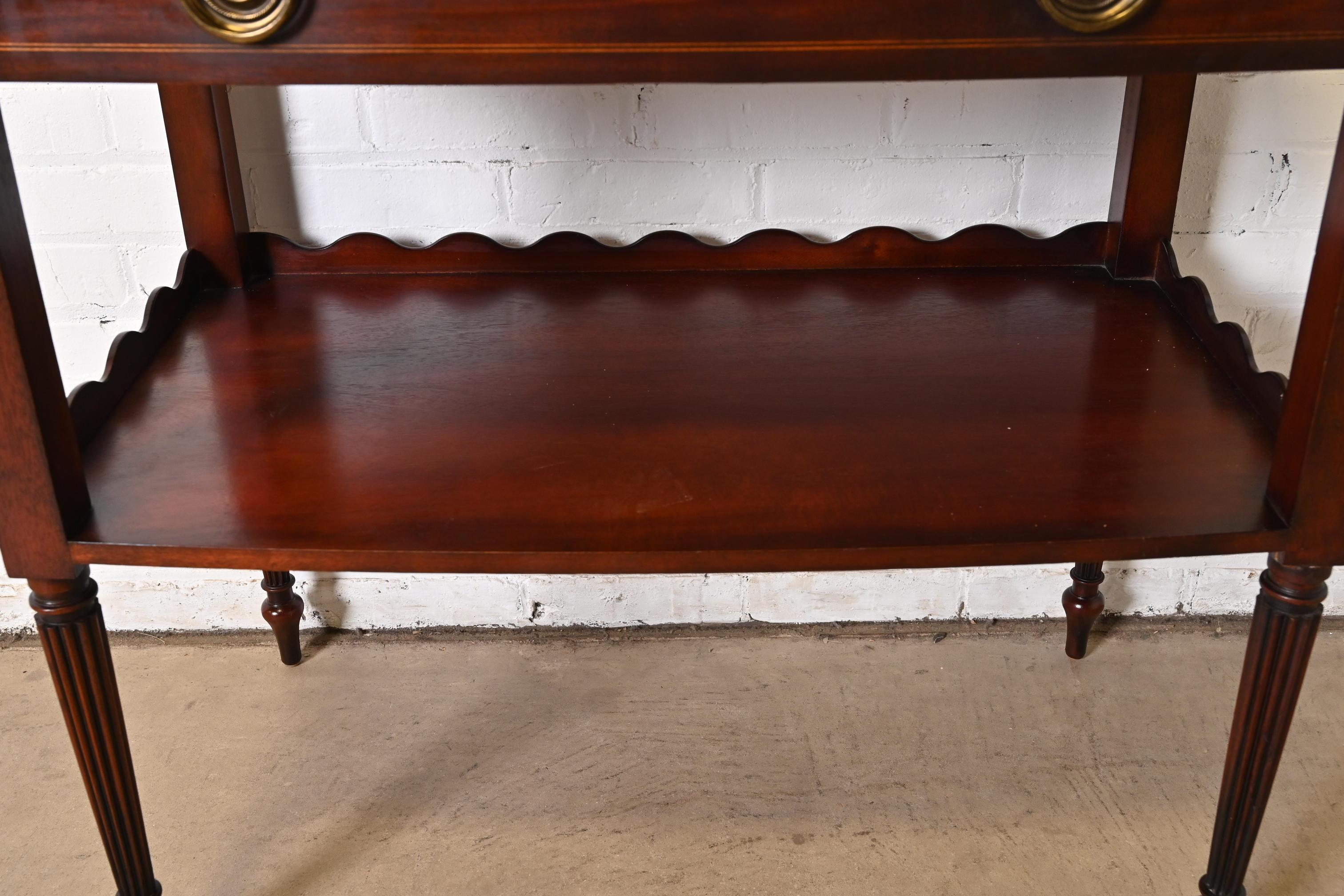 Baker Furniture Régence française Louis XVI Acajou incrusté Serveur Buffet à deux niveaux en vente 3