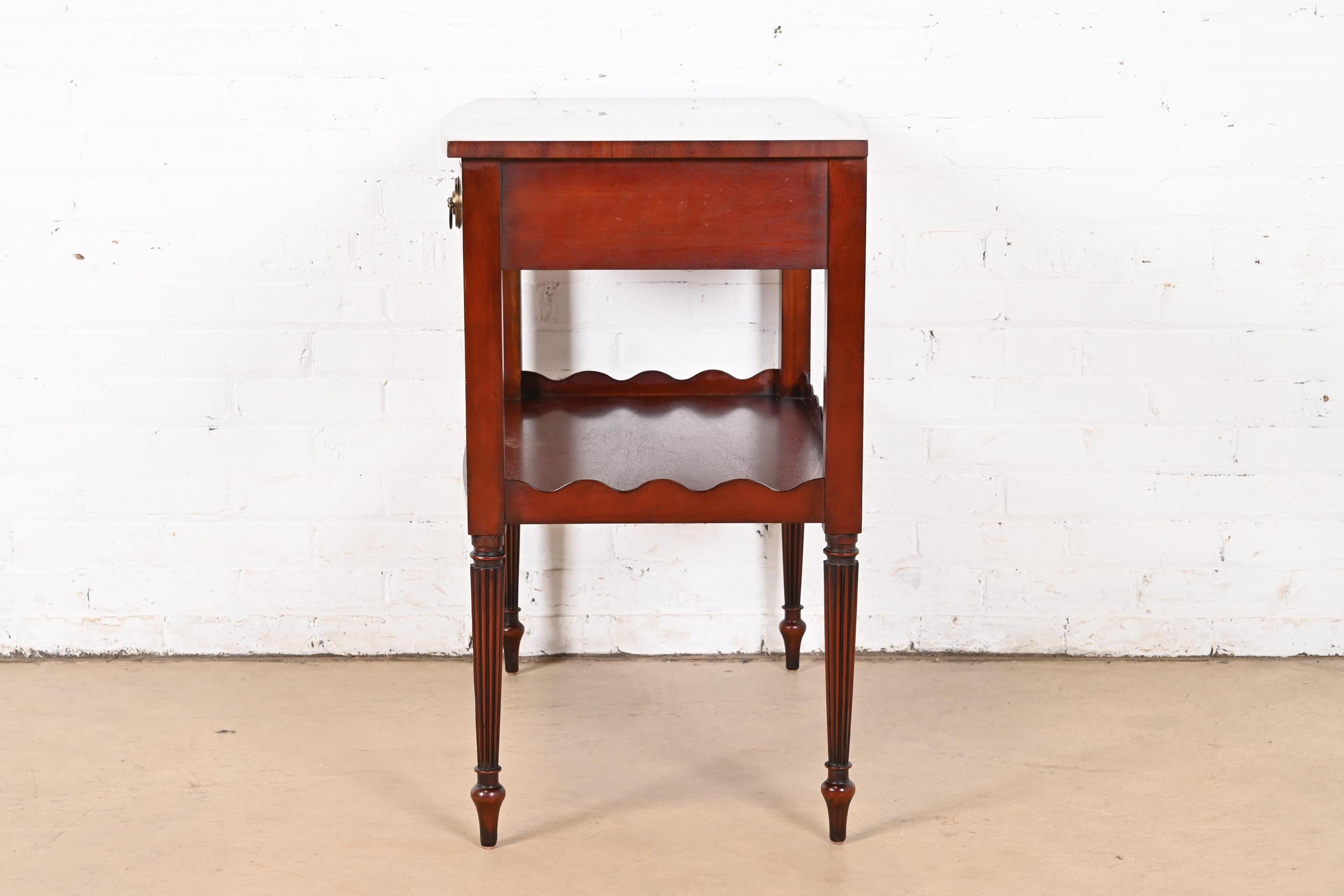 Baker Furniture Régence française Louis XVI Acajou incrusté Serveur Buffet à deux niveaux en vente 4