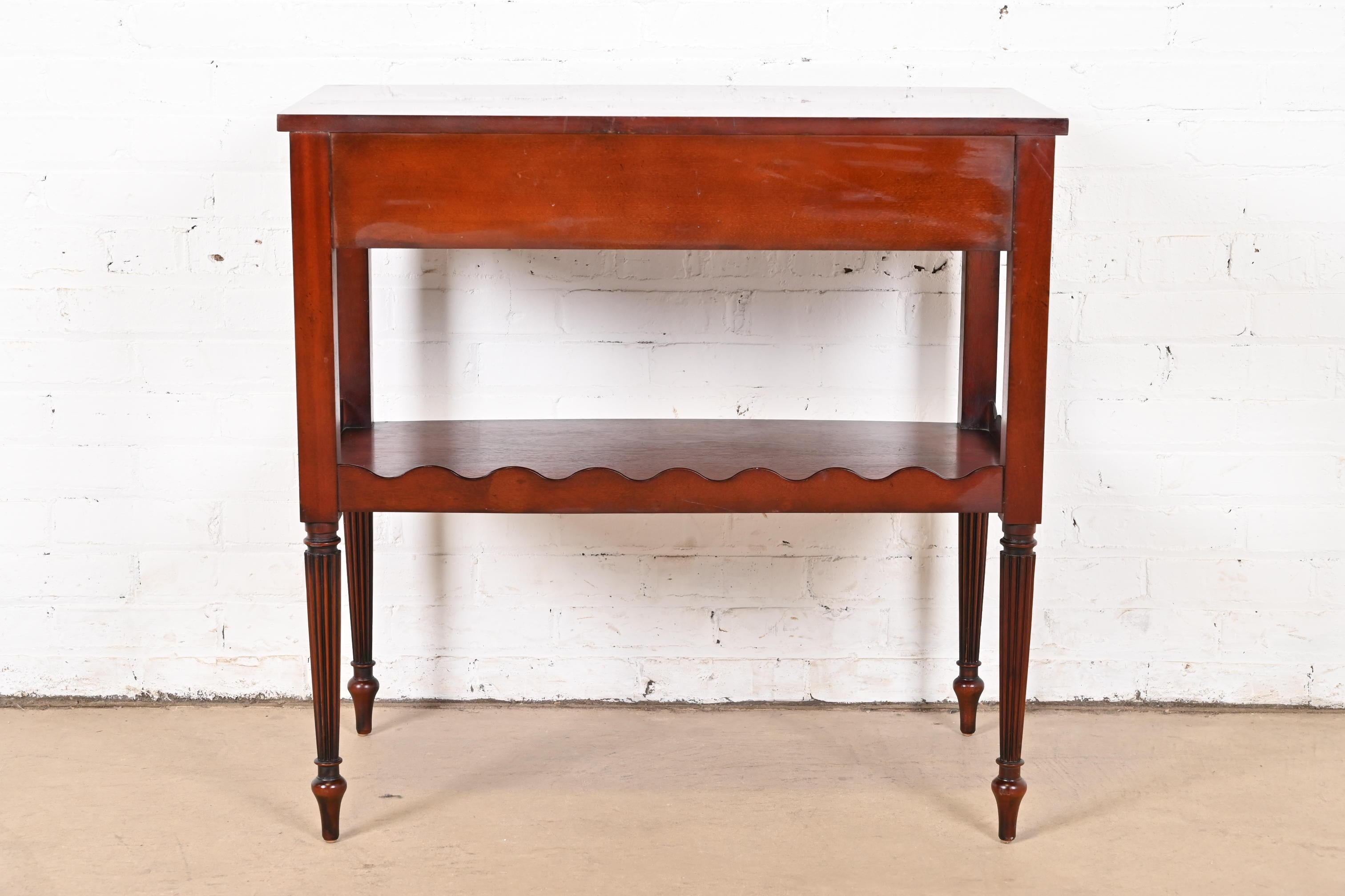 Baker Furniture Régence française Louis XVI Acajou incrusté Serveur Buffet à deux niveaux en vente 5