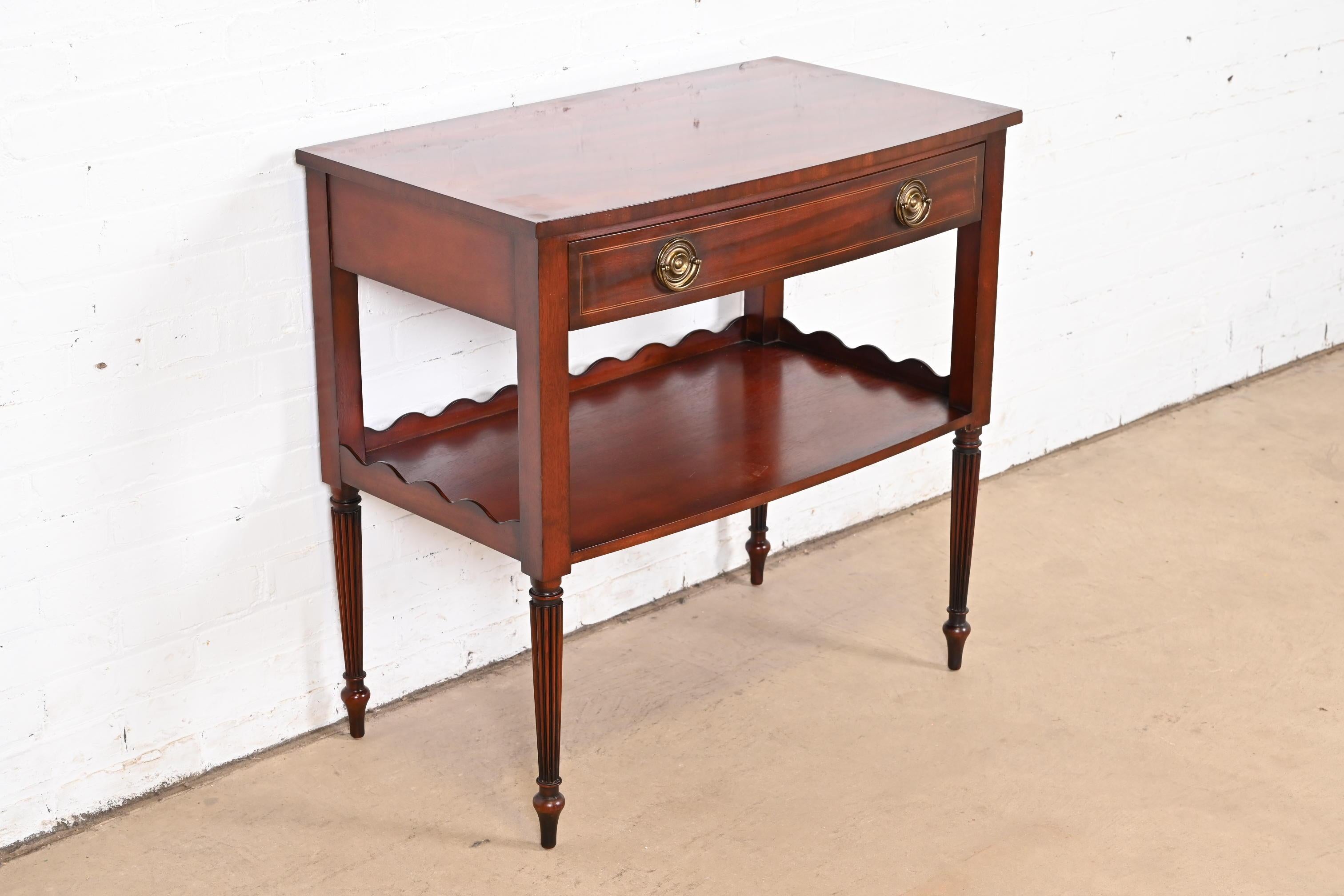 Regency Baker Furniture Régence française Louis XVI Acajou incrusté Serveur Buffet à deux niveaux en vente